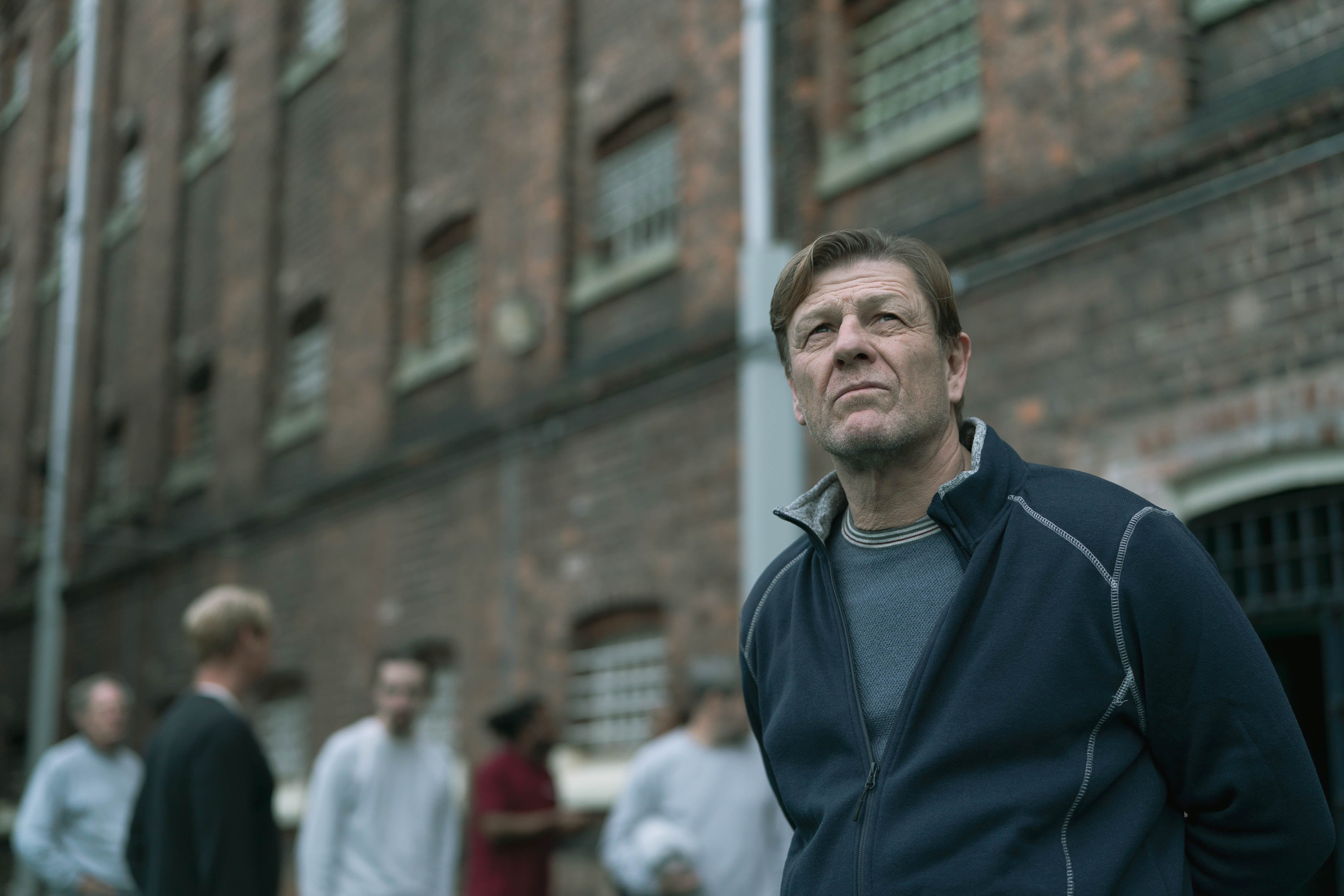 Sean Bean spiller Mark Bogden, livredd fengselsfugl. BBC-serien «Time» er glimrende TV-drama du bør se. 