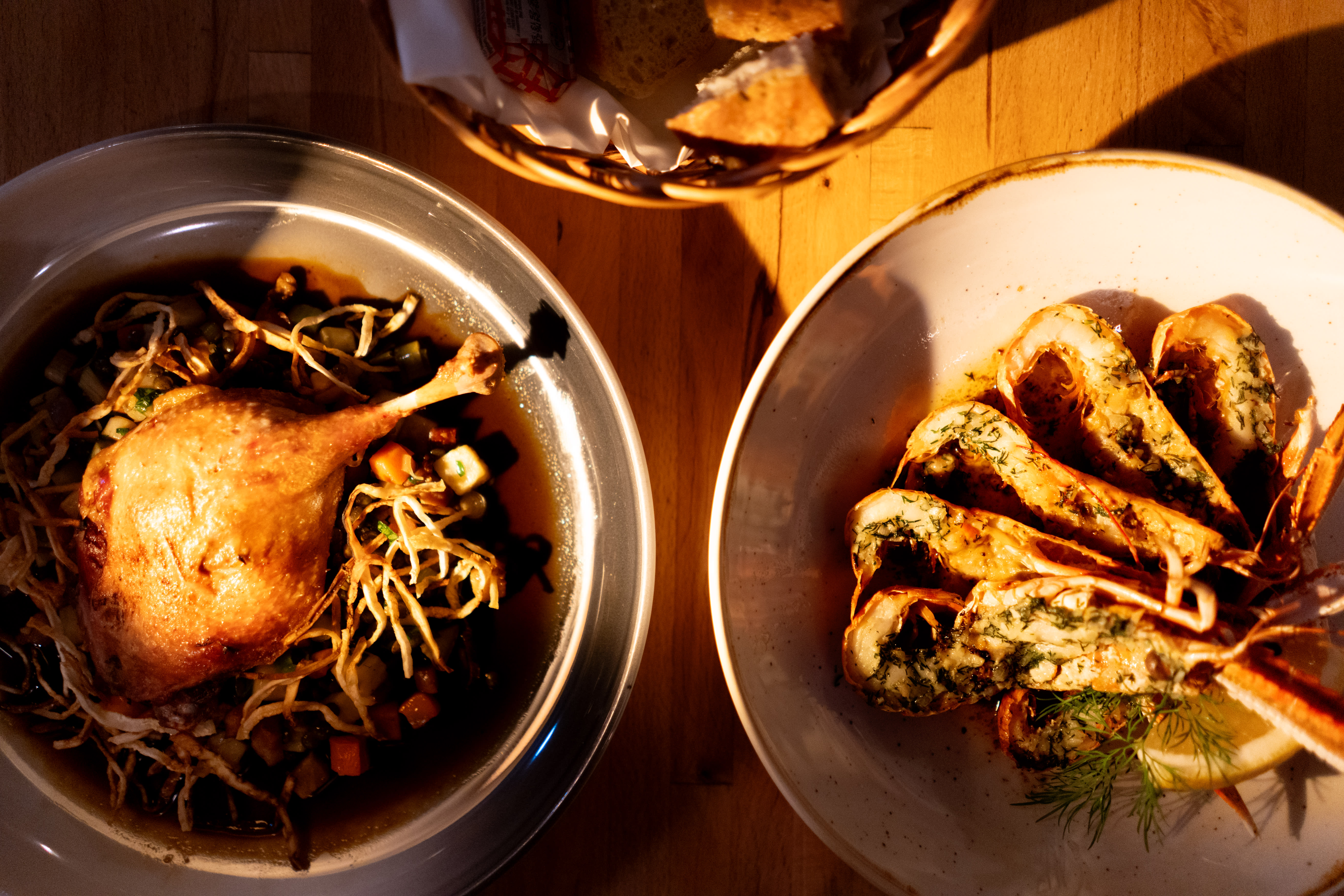 Konfitert andelår og gratinerte sjøkreps.