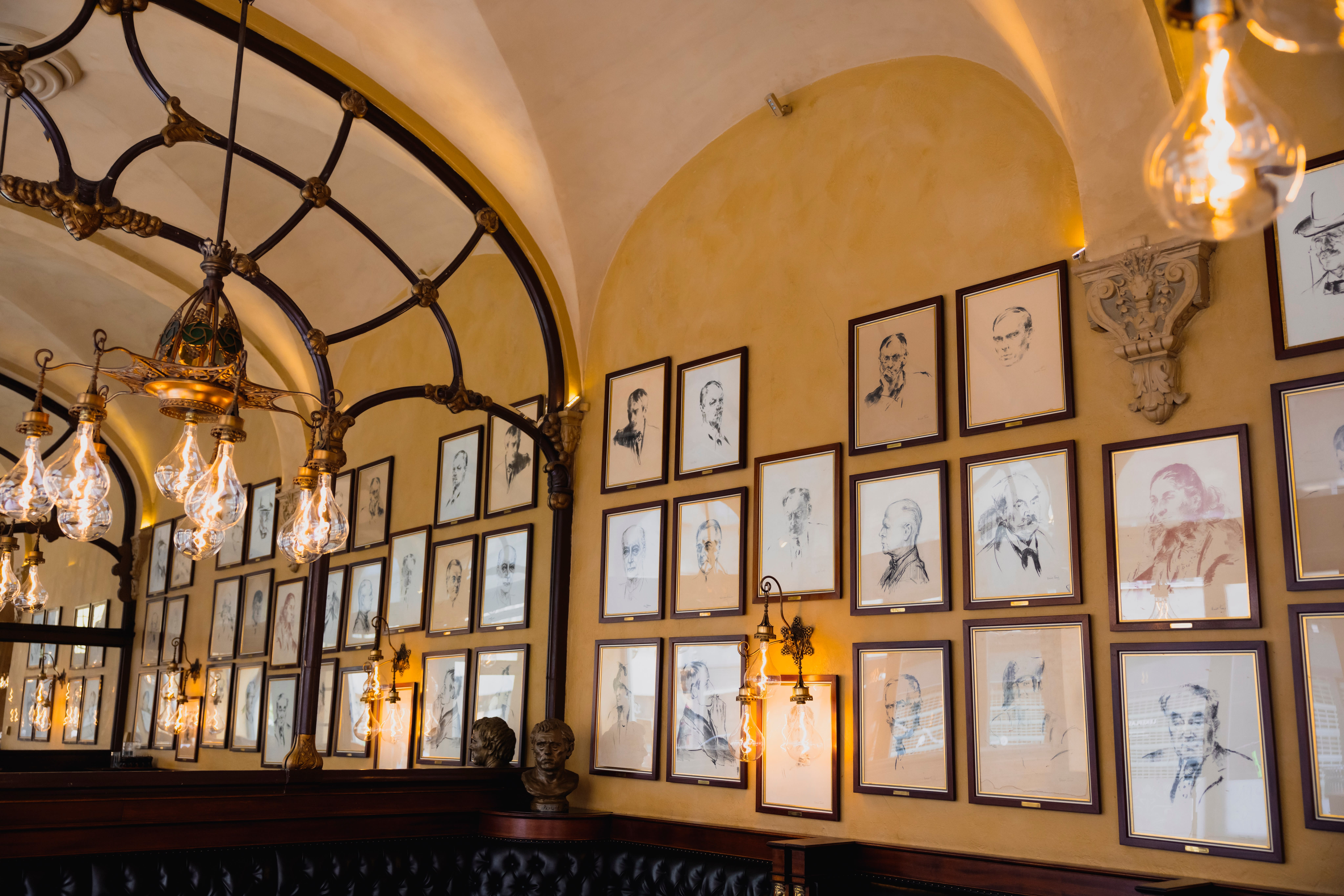 Over 80 portretter av skuespillere og andre stamgjester pryder veggene.