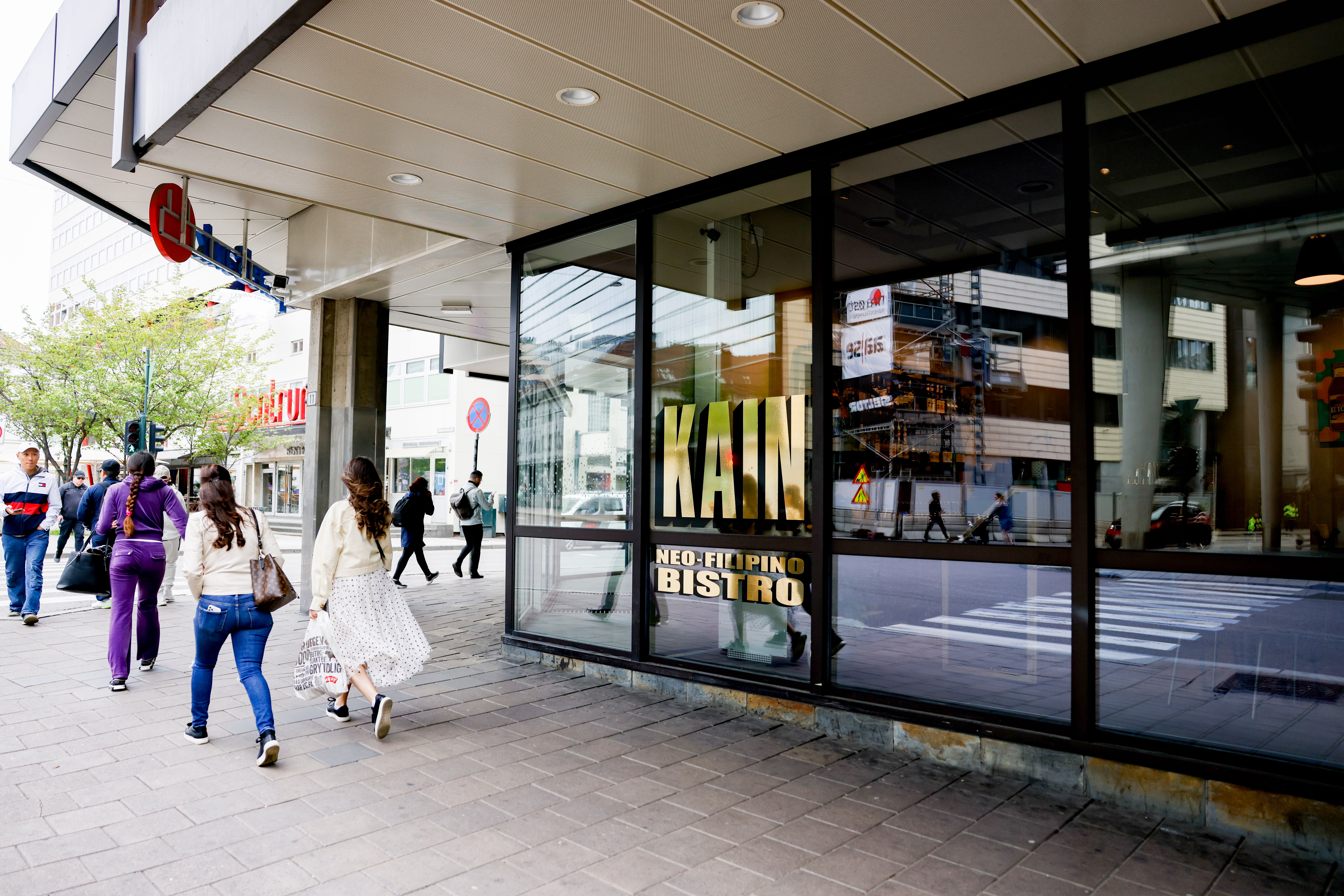 Glass fra gulv til tak mot travle Hammersborggata. 