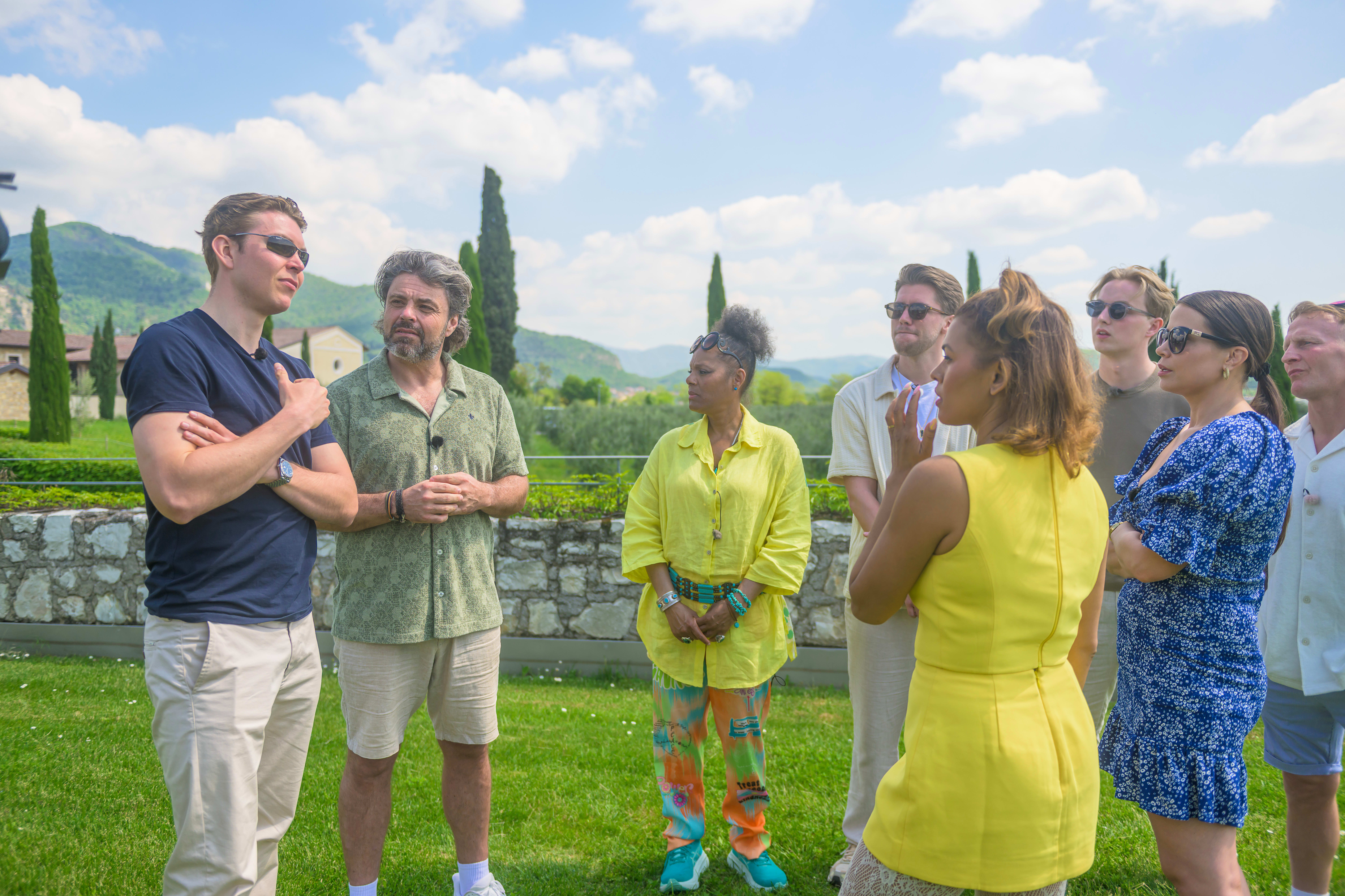 Influenser Oskar Westerlin (t.v.) er på lag med sin far, Petter Westerlin, som til daglig er helikopterpilot. 