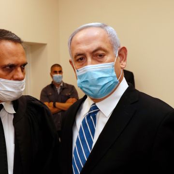 Statsminister Netanyahu møtte i retten og langet ut mot Israels rettssystem