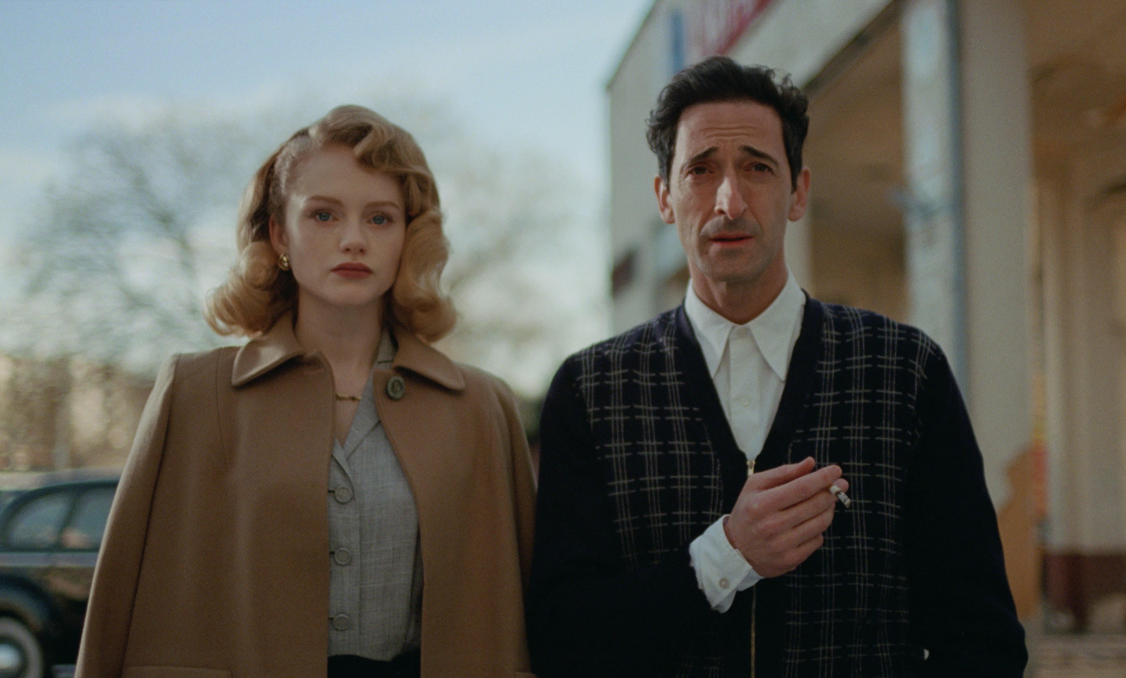 Arkitekten (Adrien Brody) får hjelp av en jødisk slektning rett etter at han kommer til USA. Slektningen har giftet seg med en katolsk kvinne, Audrey (Emma Laird). 