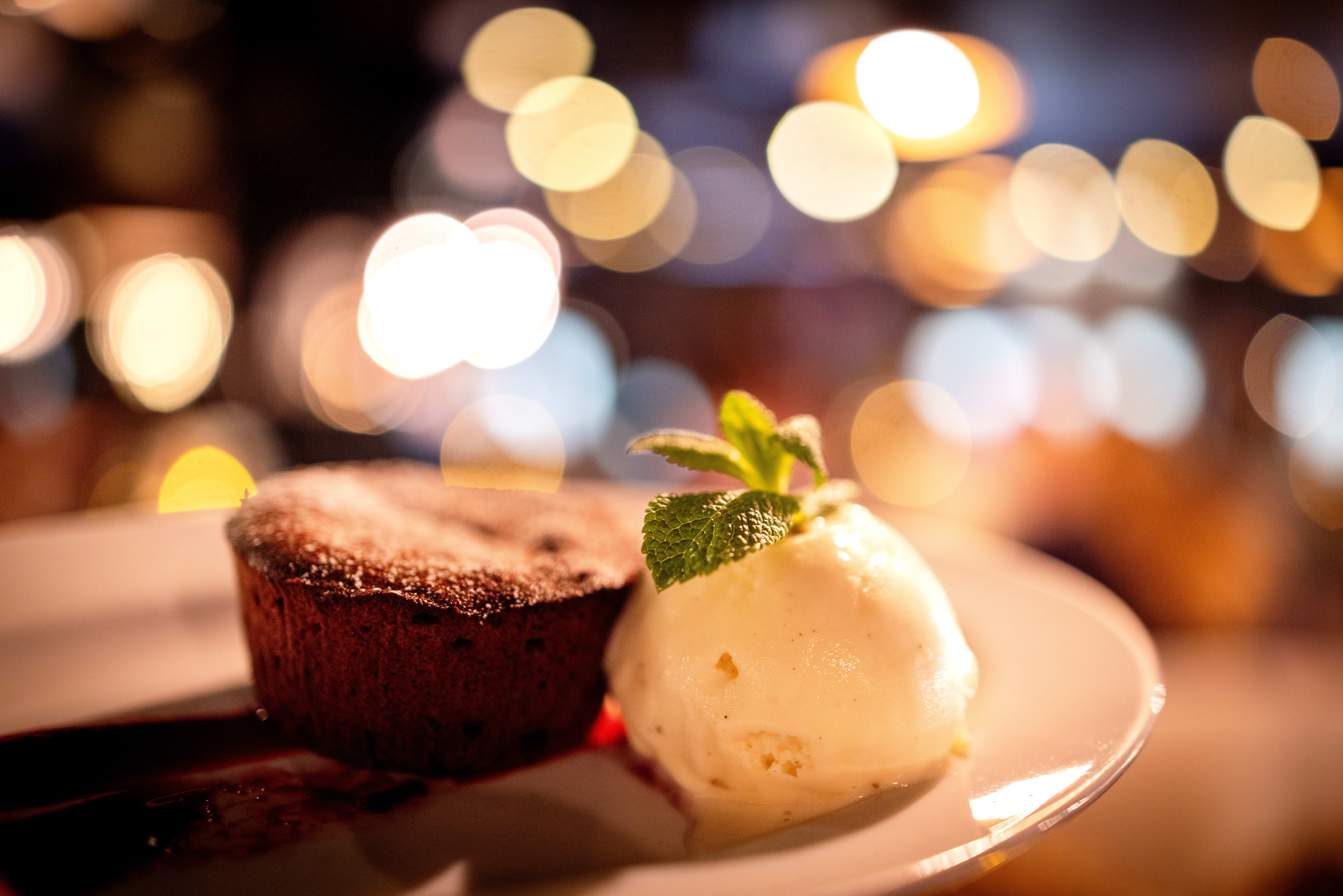 Sjokoladefondanten med vaniljeis og bringebærsaus.