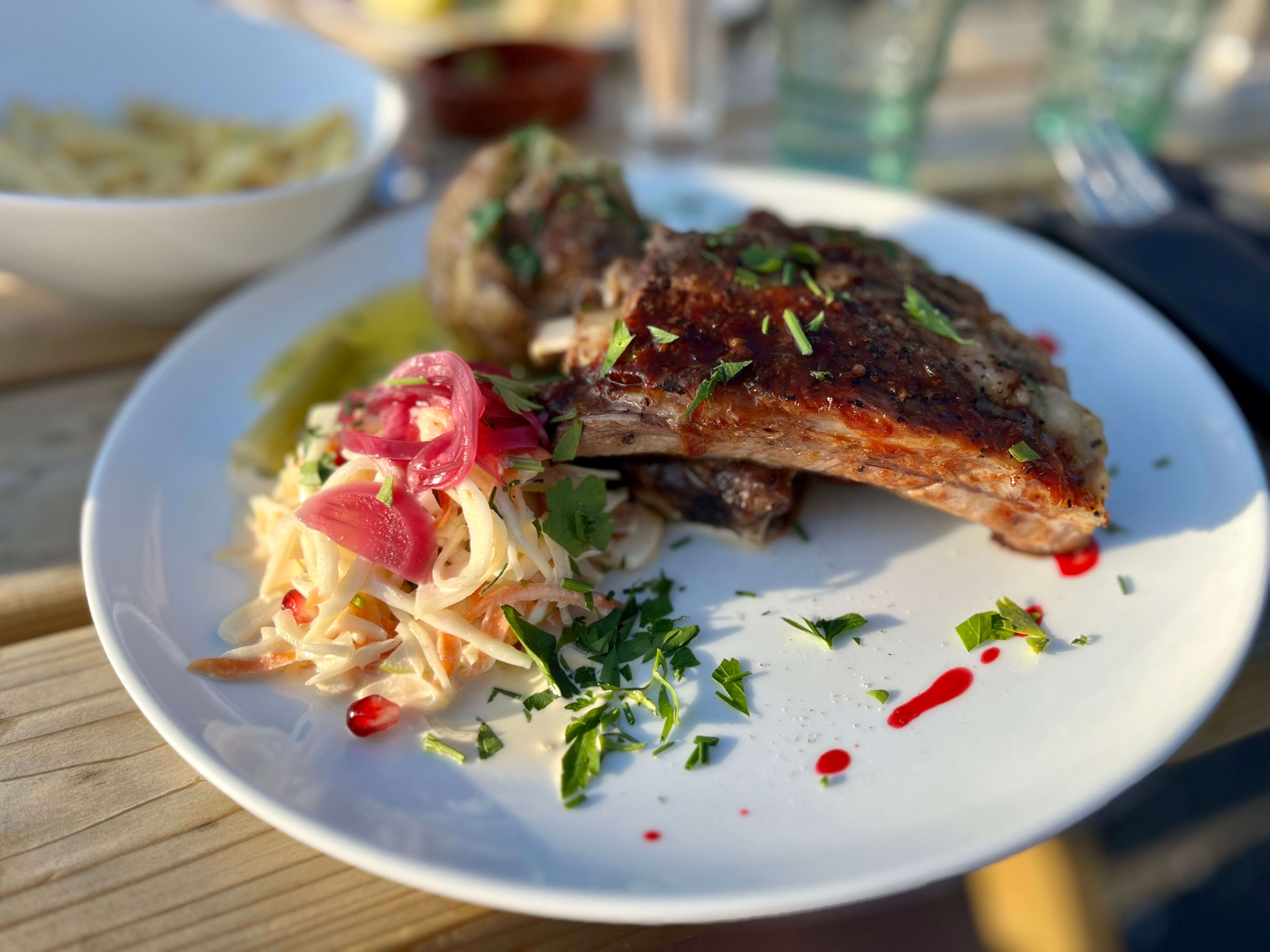 Dagens kjøtt er spareribs. Kjøttet er mørt, og tilbehøret harmonerer fint.
