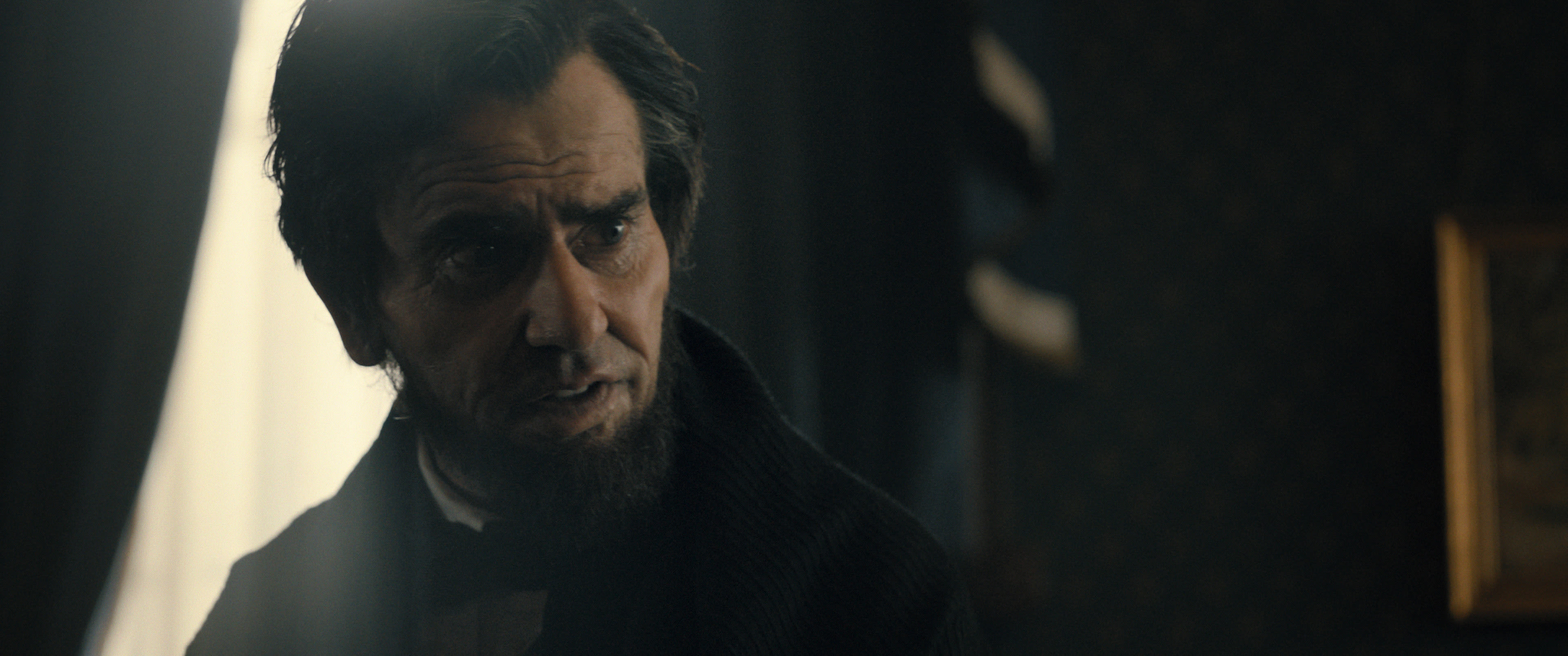 Hamish Linklater skuffer som Abraham Lincoln i «Manhunt».