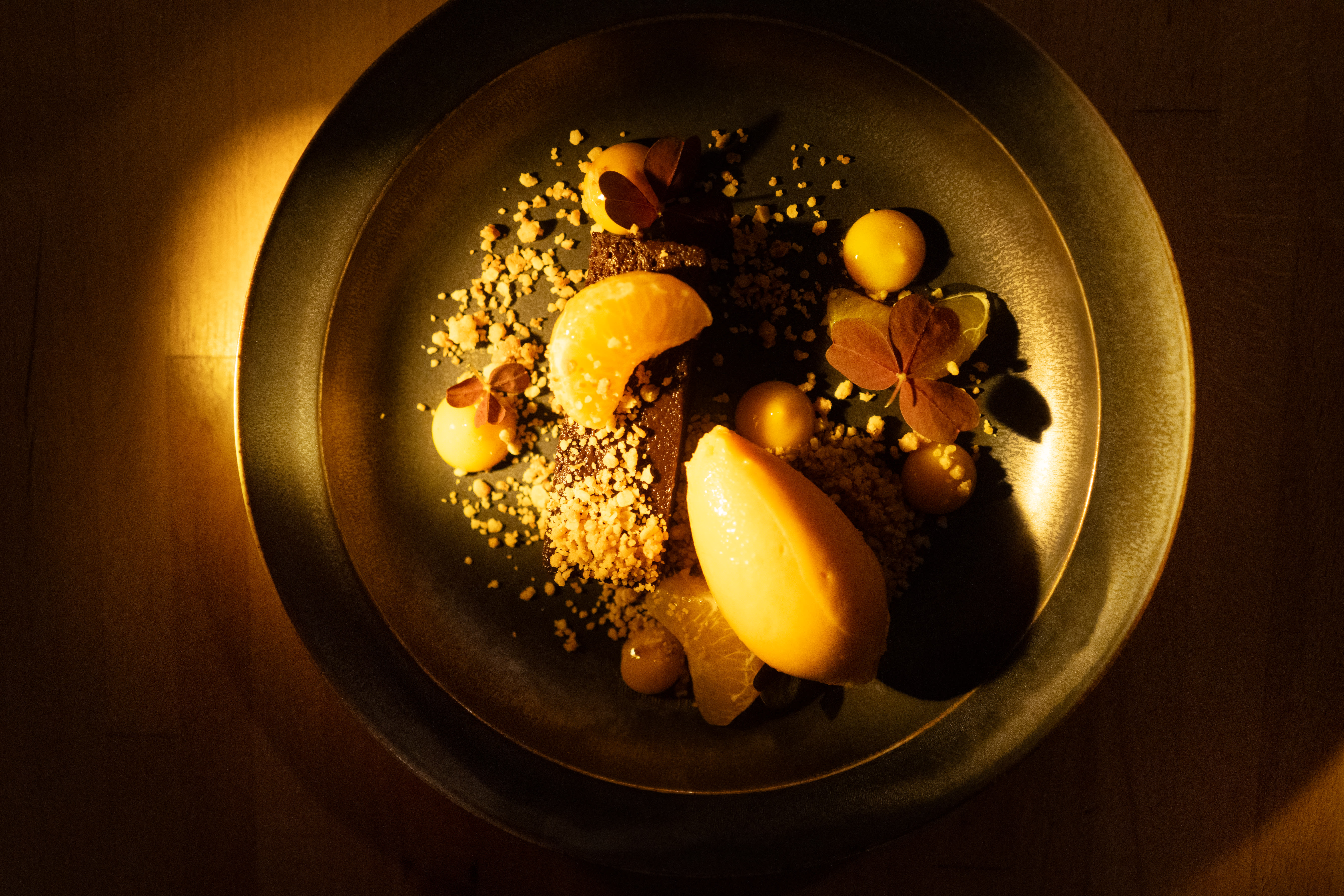 Snickerskake med tindvedsorbet.