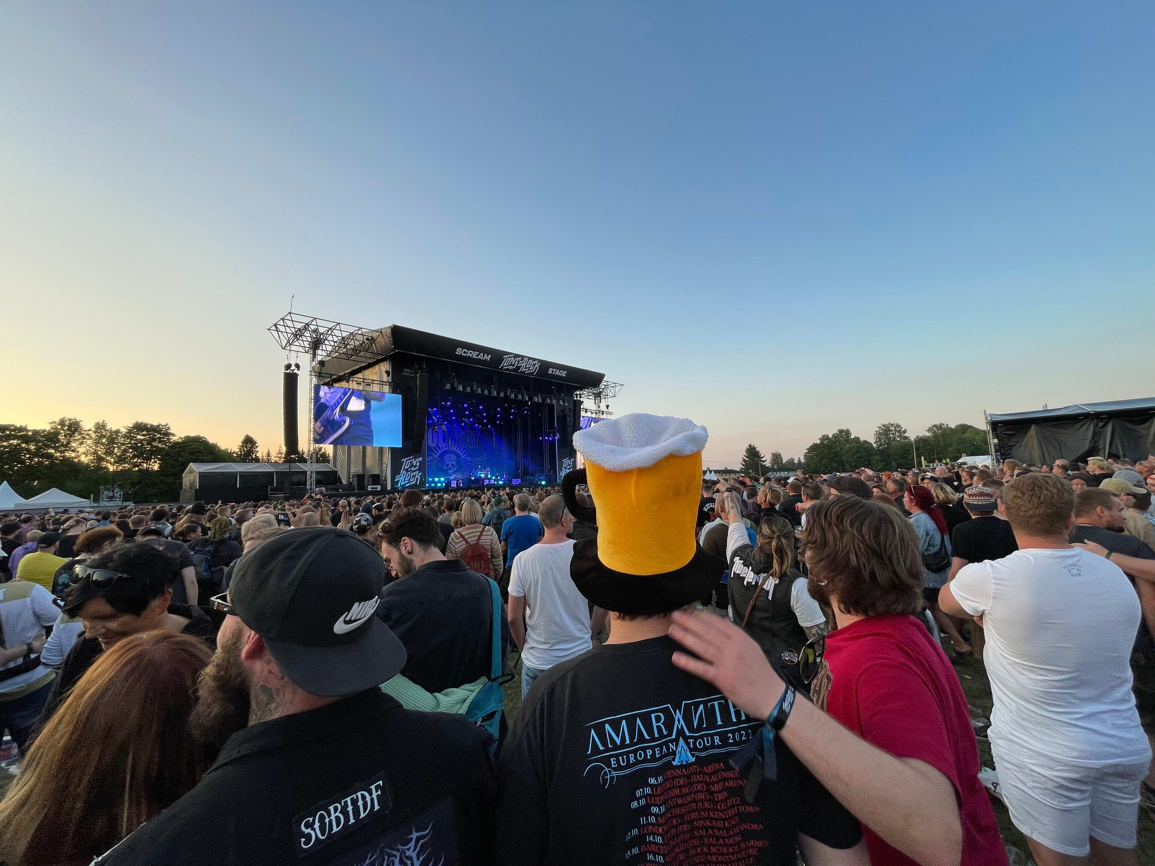 En stor øl på hodet? Lett å se, lett å like. Her fra Tons of Rock i 2023. 