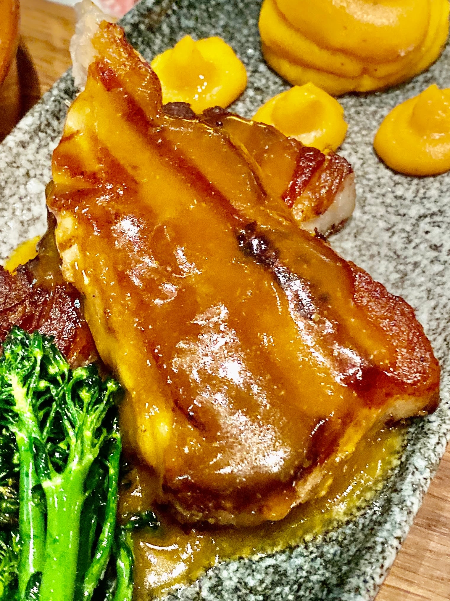 Bra konfitert ribbe, men retten mangler varme. 