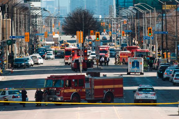 Ti døde og 16 skadet etter at varebil meide ned fotgjengere i Toronto 