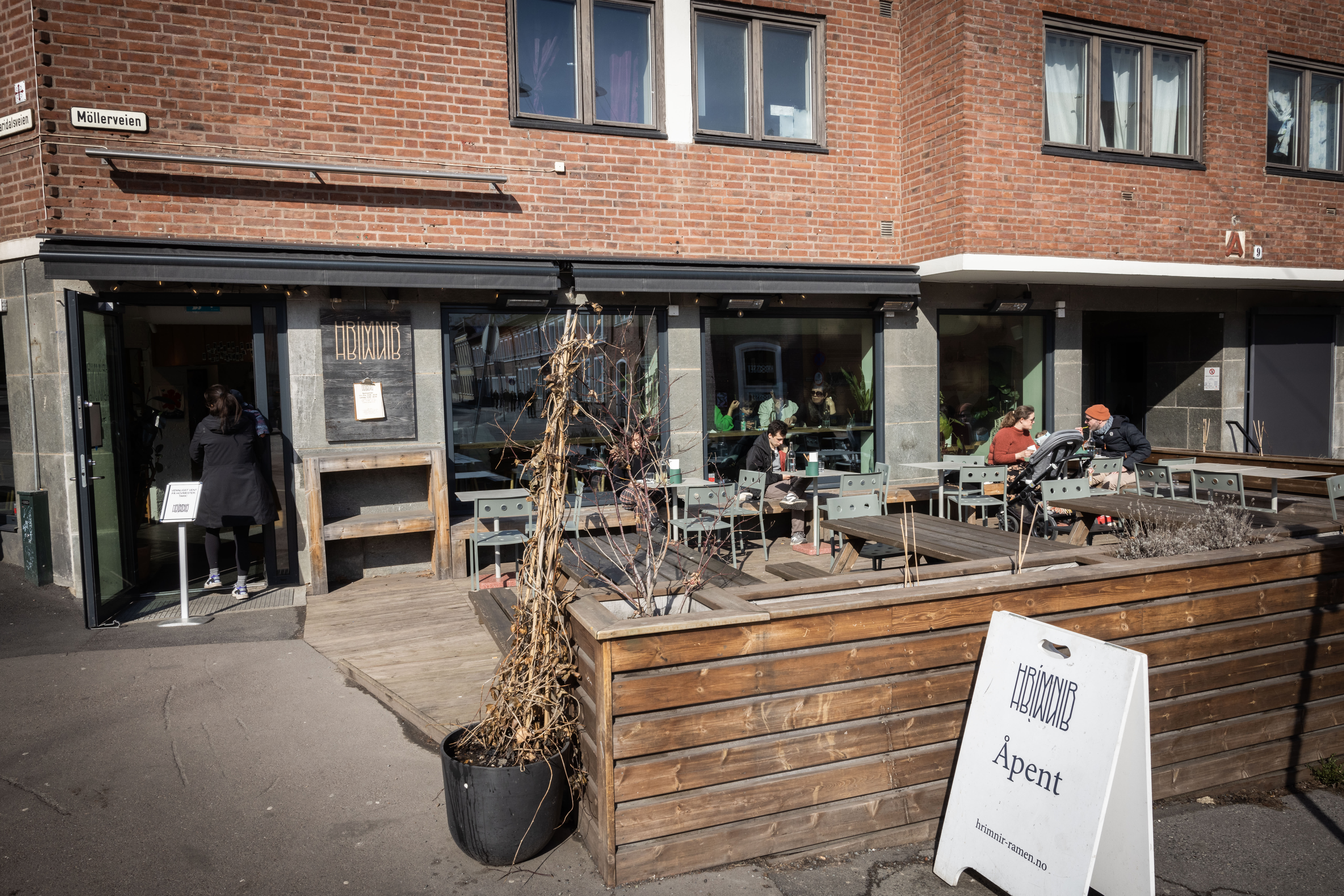 Uteserveringen er relativt stor, og solforholdene er gode. 