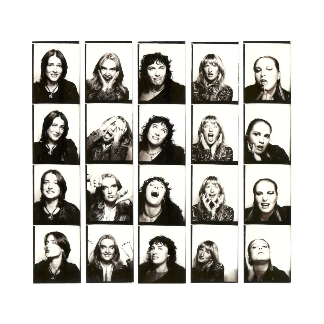 På bildet over ser du Girlgroup! De møttes på Liverpool Institute for Performing Arts.