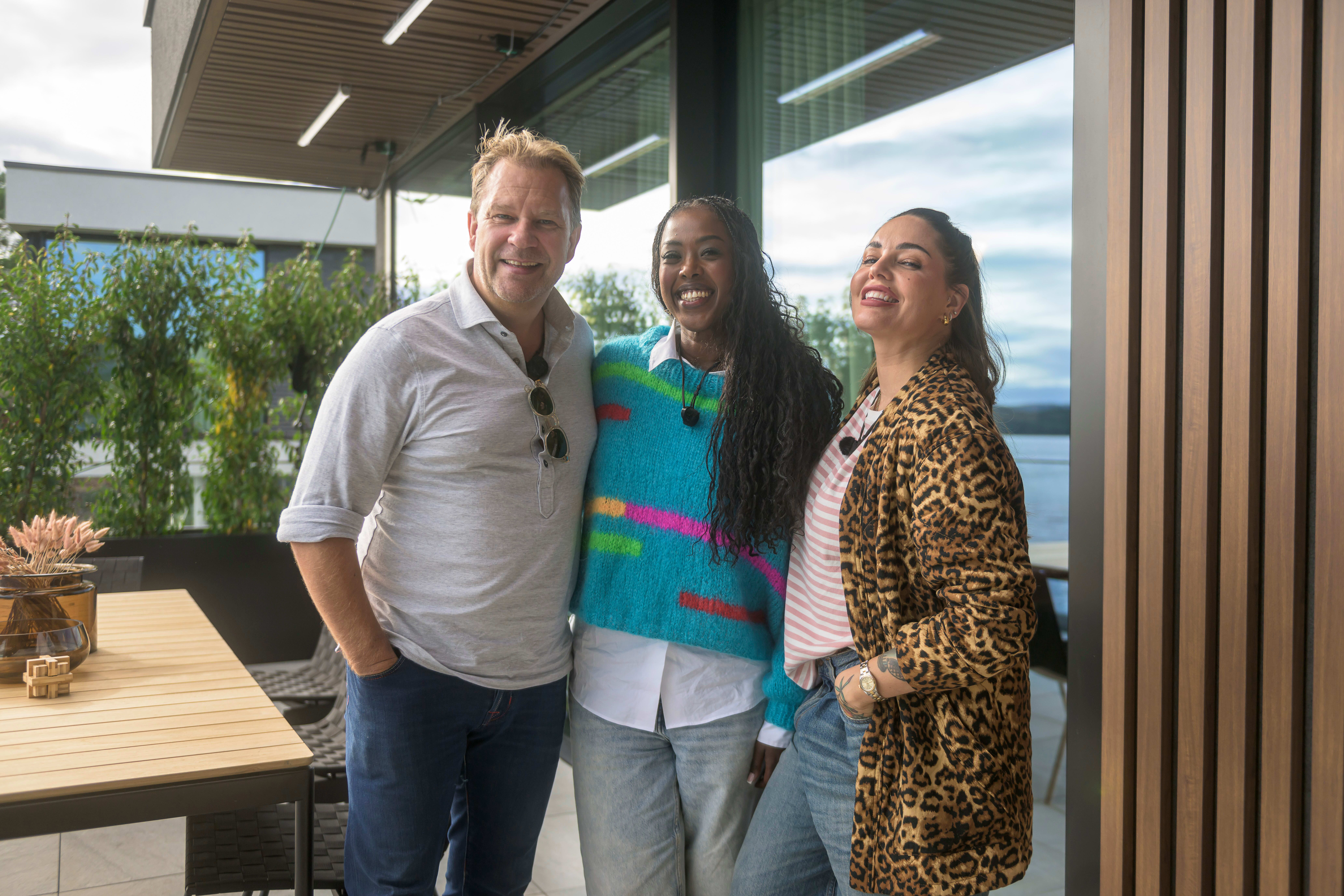 Tre av årets deltagere: teatersjef Bjarte Hjelmeland, programleder Triana Iglesias og Fatima Deria fra TV 2-serien «Oslo fengsel». 