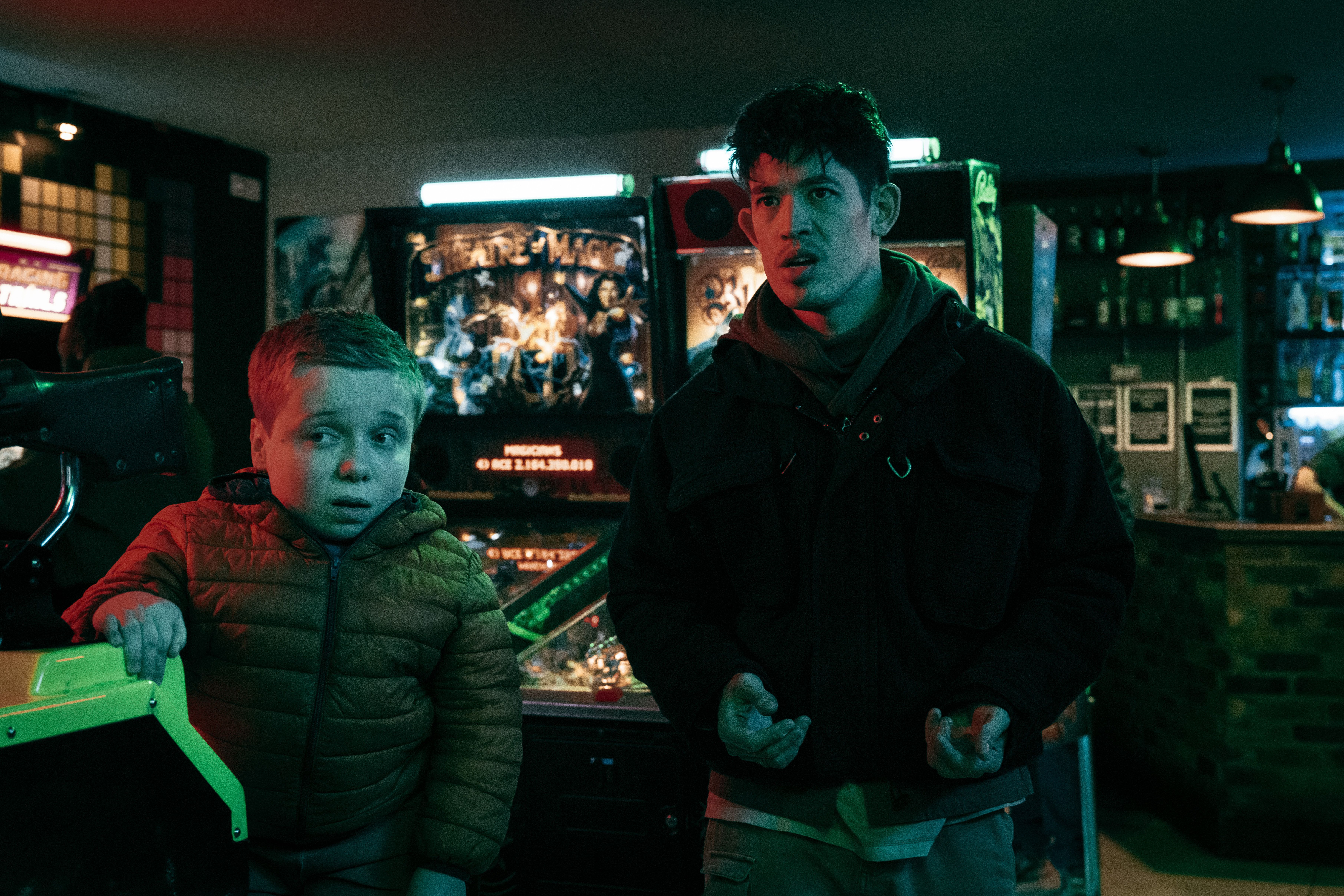Hæ? Må jeg sitte barnevakt også: Roddy Ho (Christopher Chung) må passe på øyevitnet Reece Nesmith (Lenny Rush).