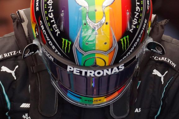 Her provoserer Lewis Hamilton med regnbue-hjelm