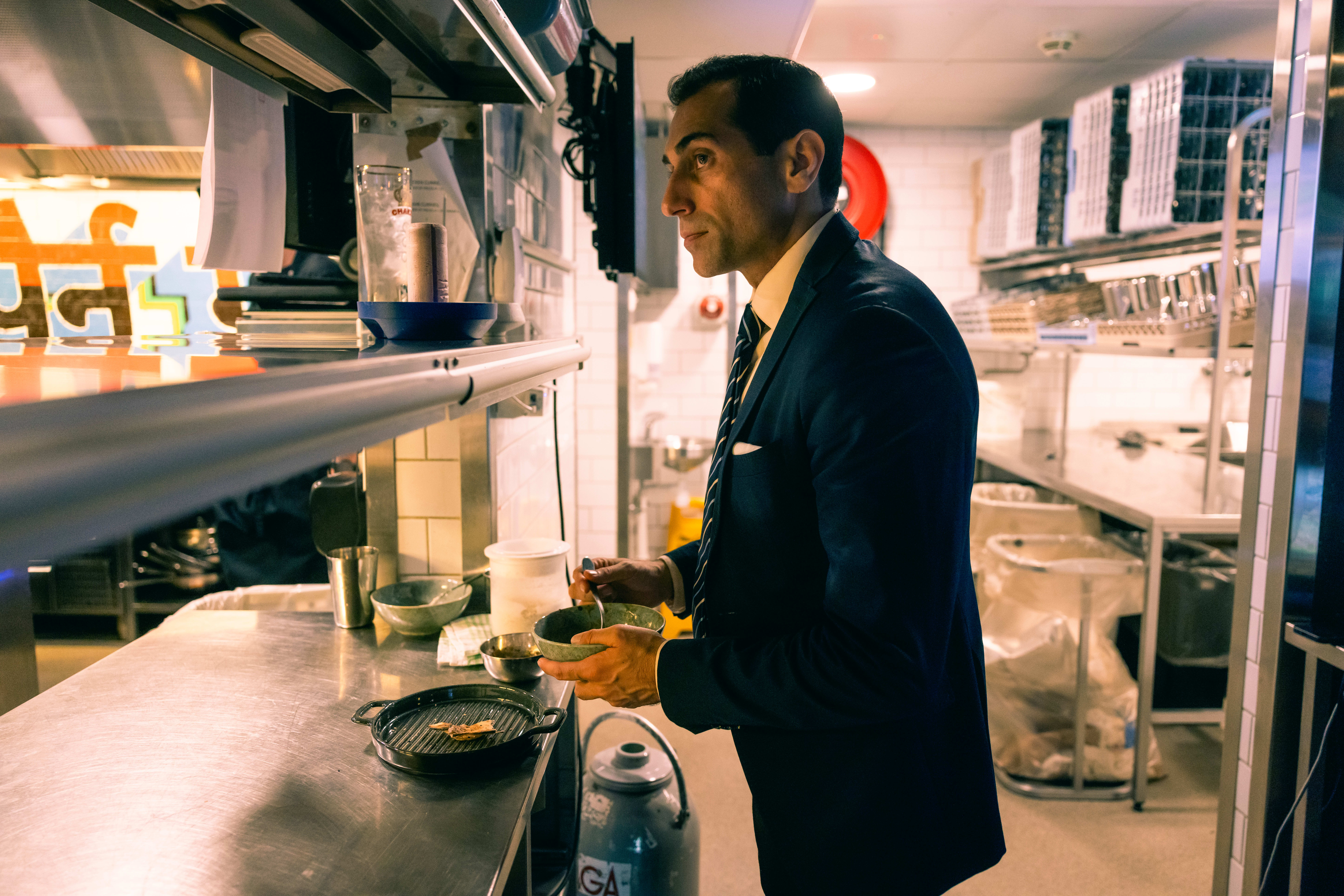 Det var en sensasjon da Samir Sharma fikk Anand til Oslo. Restauranteieren forteller at Anand ikke ante hva han kom til, men at han var fornøyd da han dro: «Du er enda galere enn meg» skal kokken ha sagt til ham. 