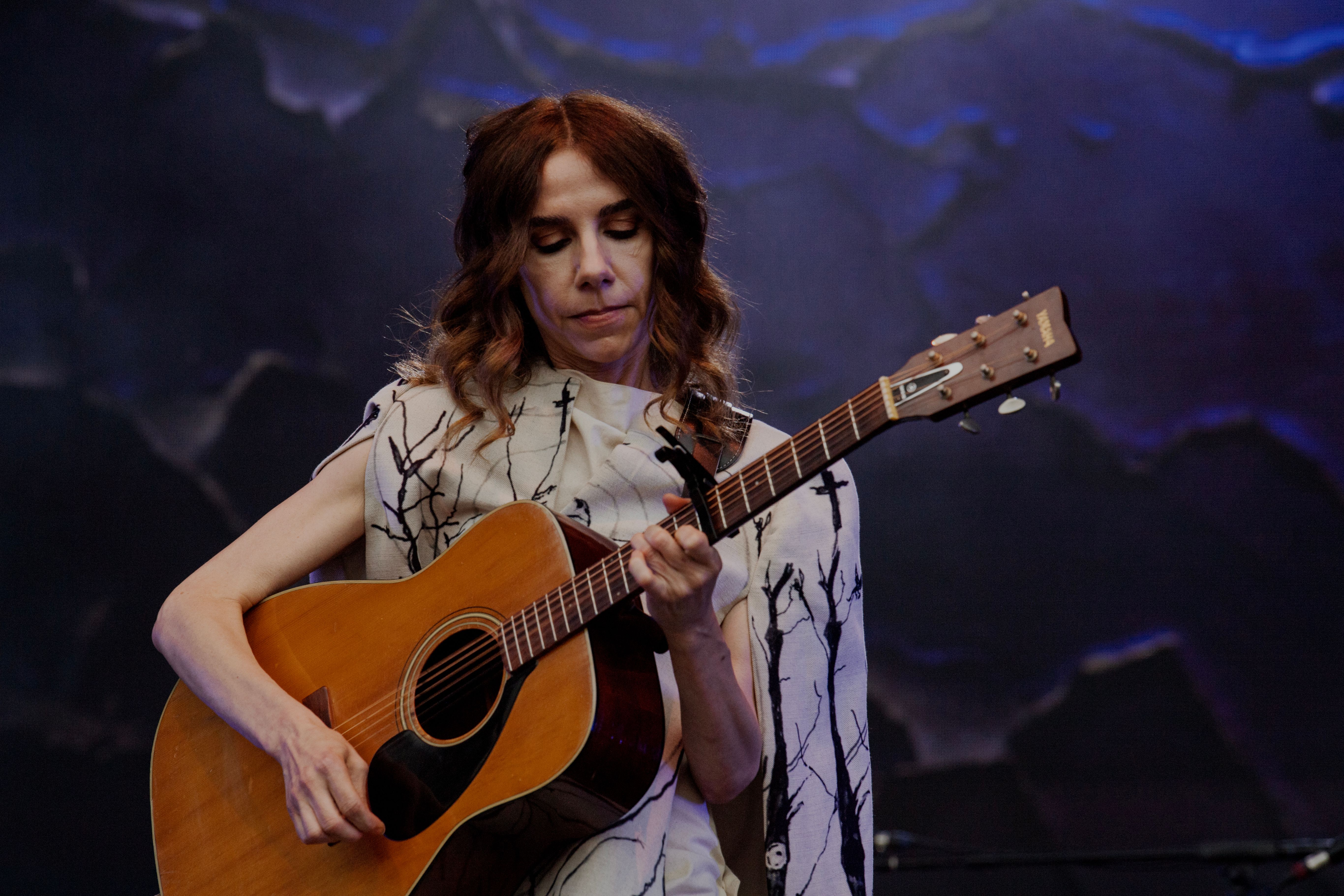 PJ Harvey ser ut til å storkose seg.