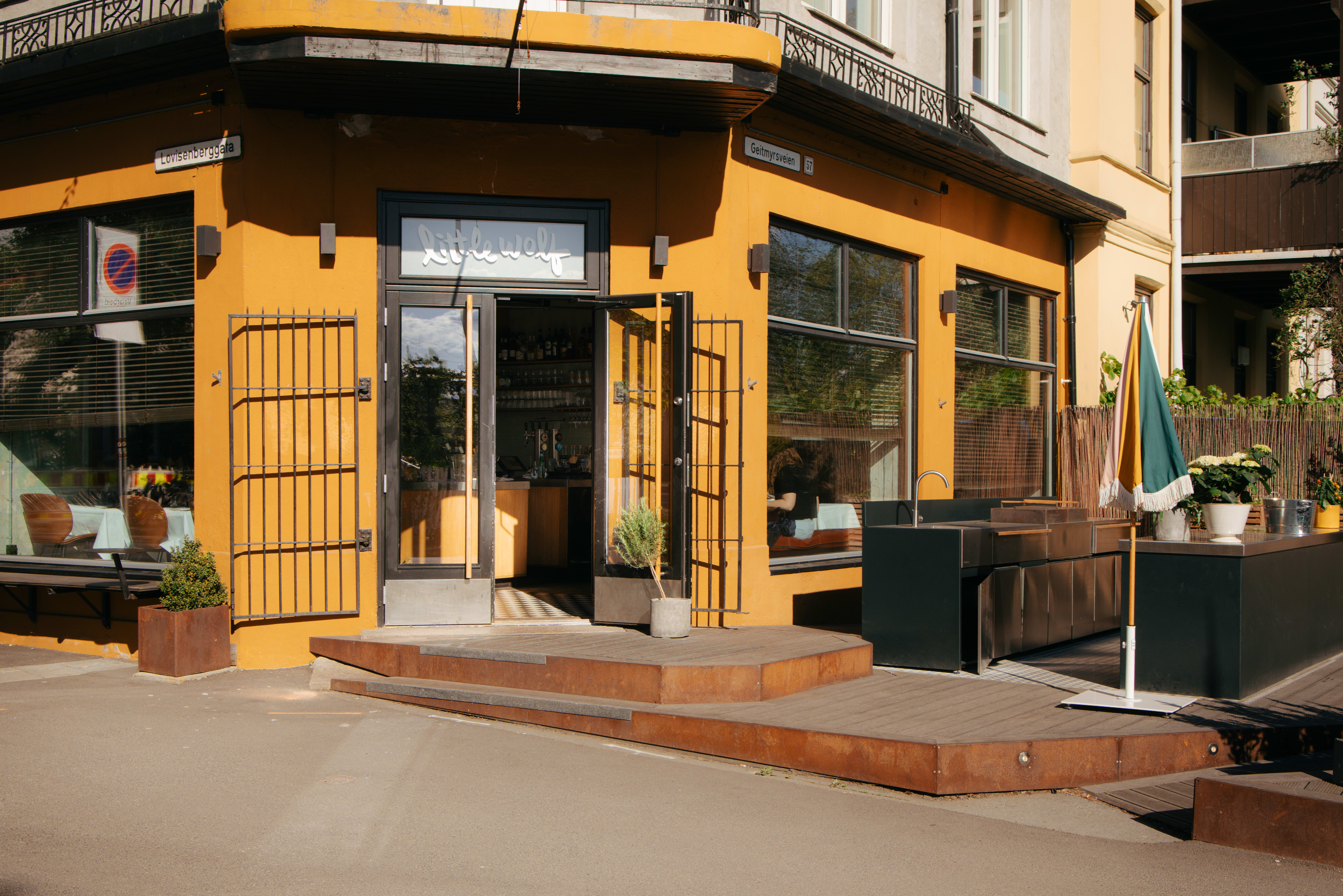 Plattingen utenfor er stor, men foreløpig er det bare noen få bord der.