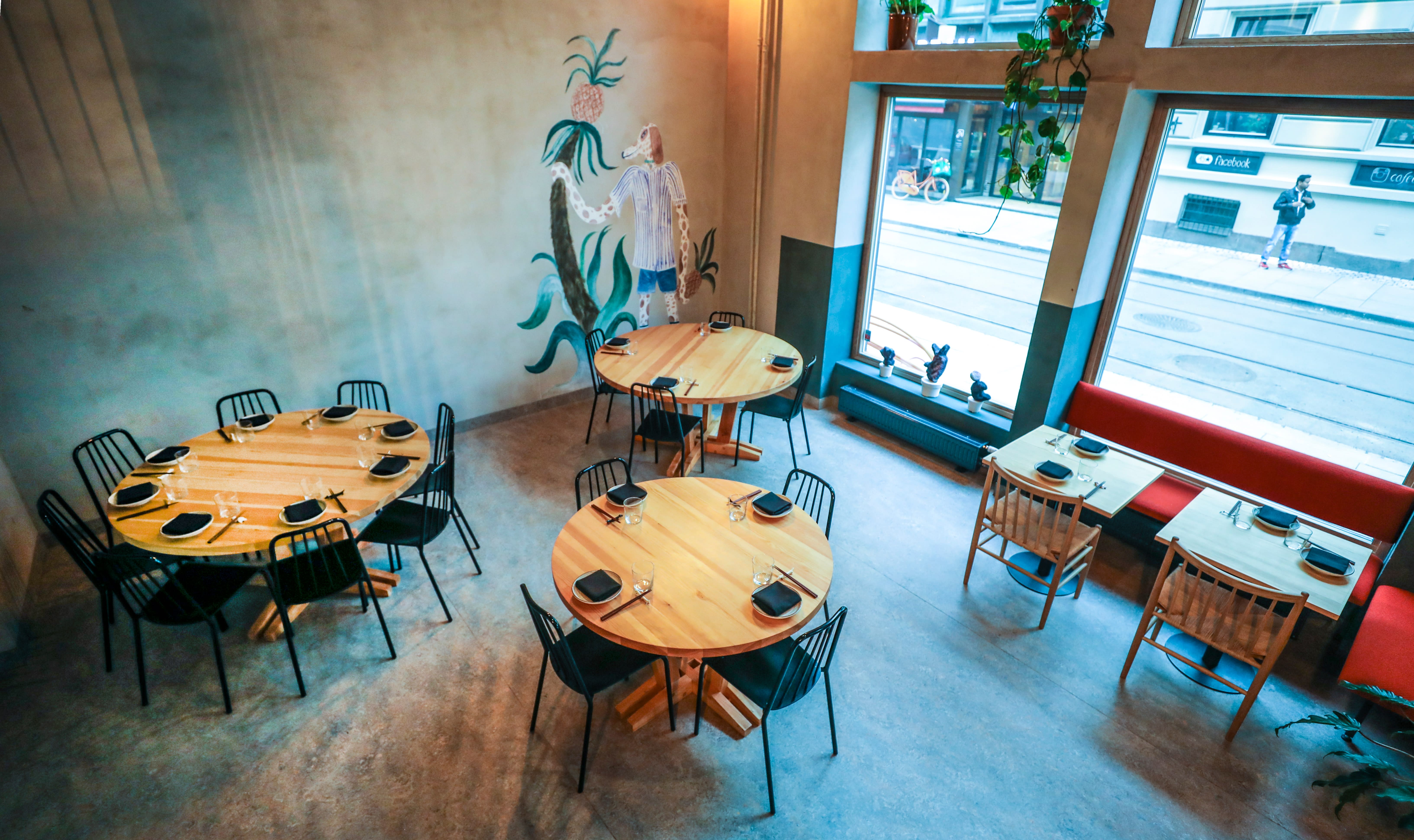 Uformelt og røft lokale. 