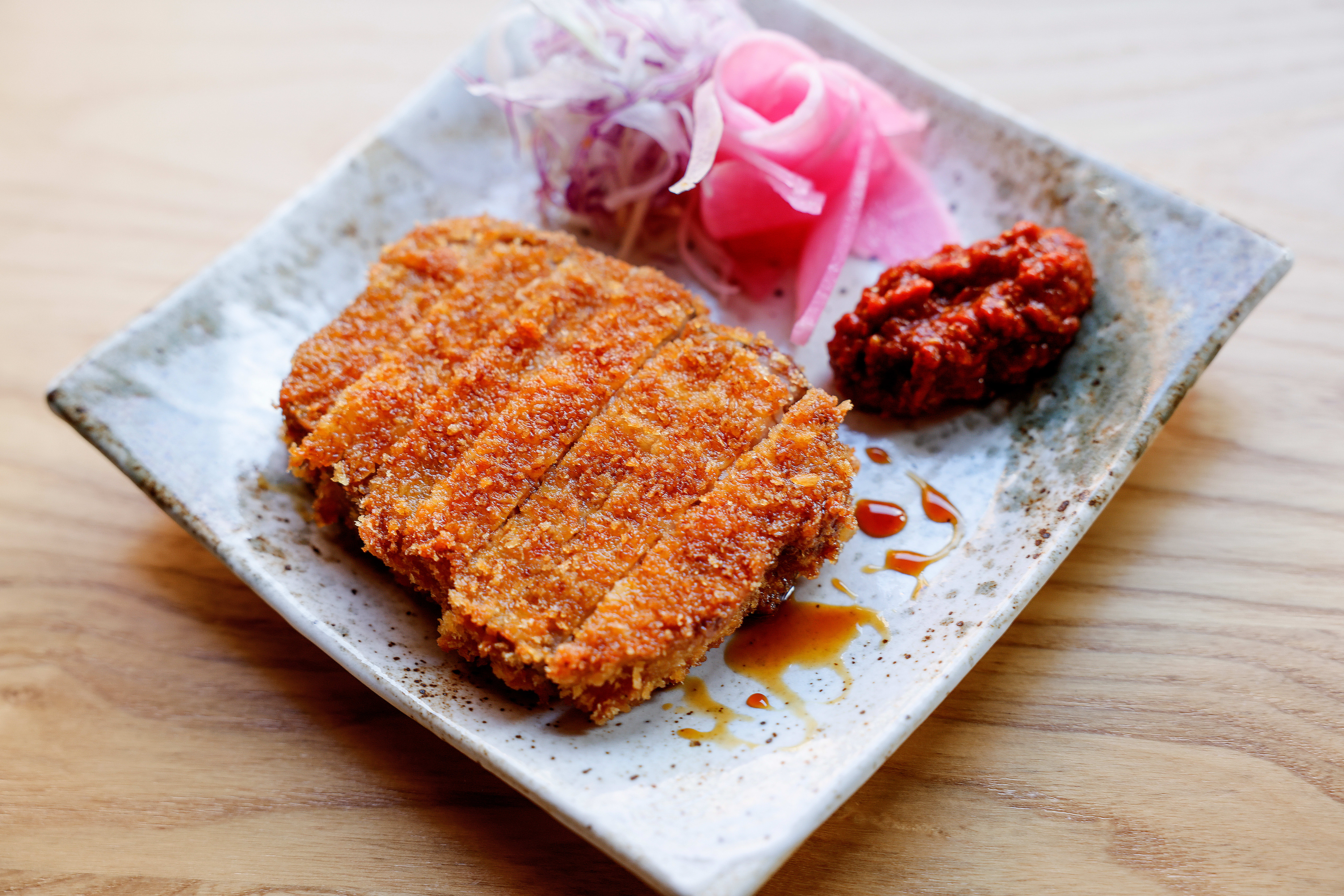 God svinenakke med gojibærmarmelade.