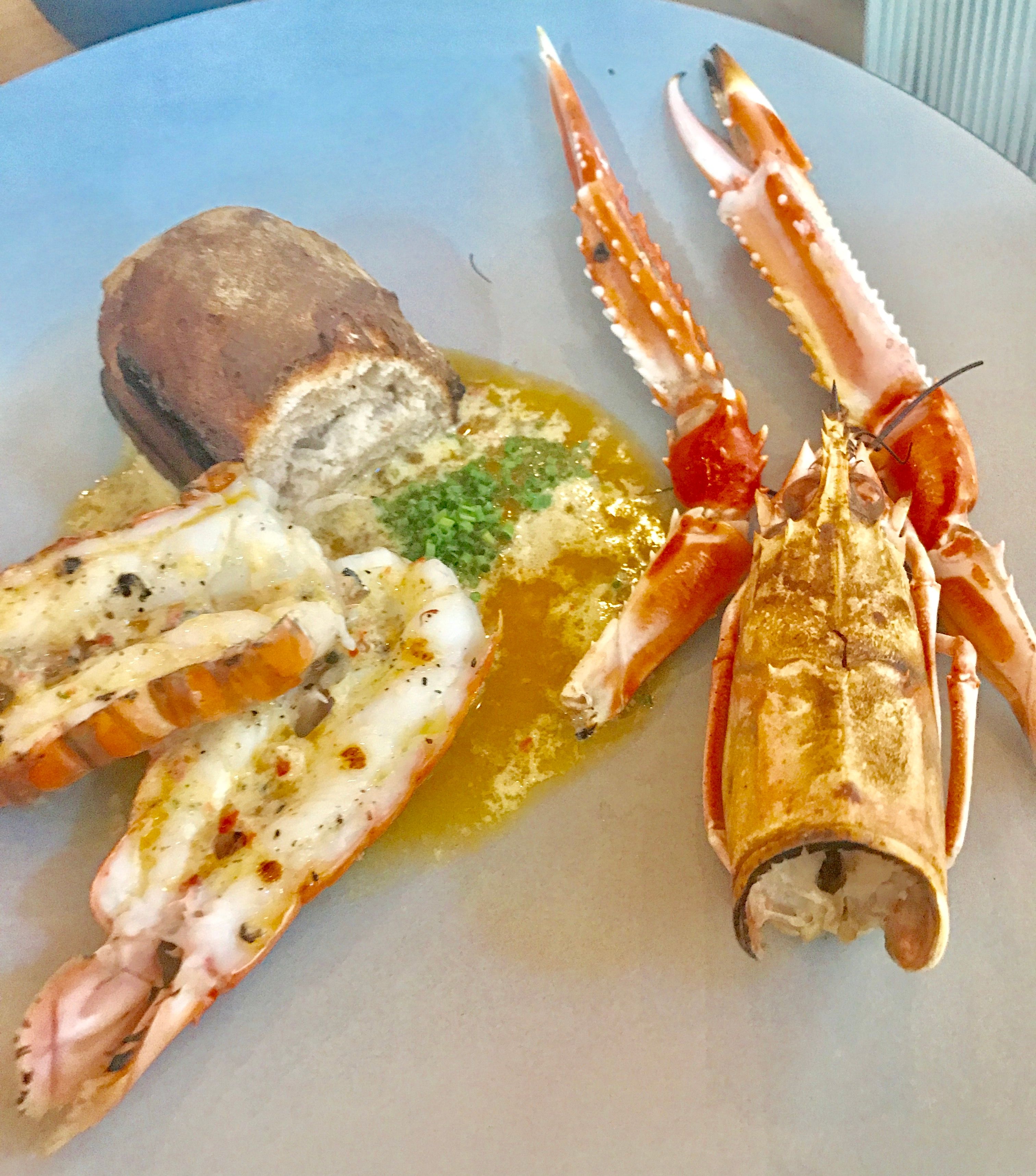 Sjøkreps fra Frøya bader i en smørsaus med masse estragon, chili og hvitløk. 