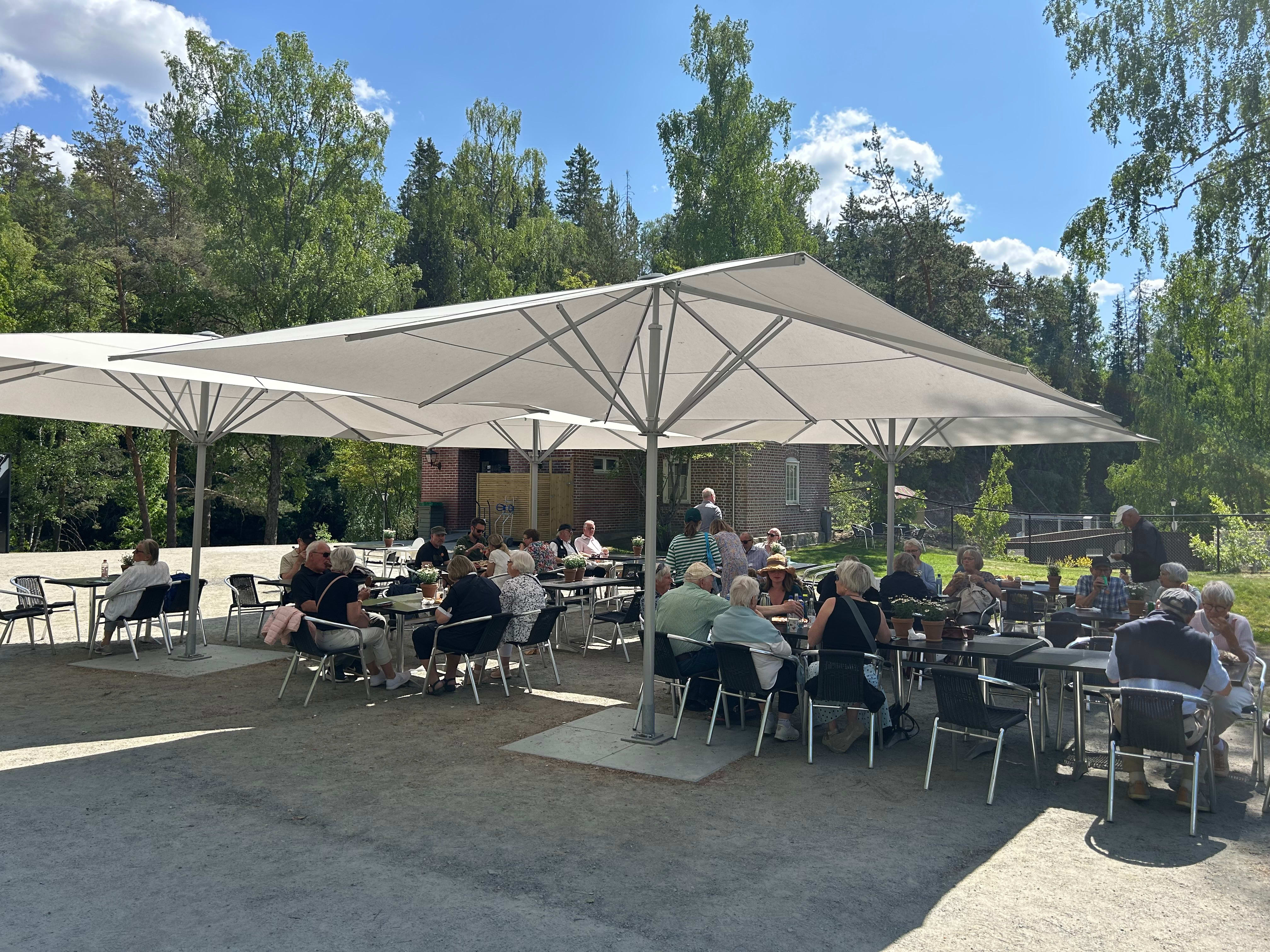 På en solfylt dag er serveringen til kafeen et deilig sted å være. Men sjekk værmeldingen før du drar! Her er alt utendørs.