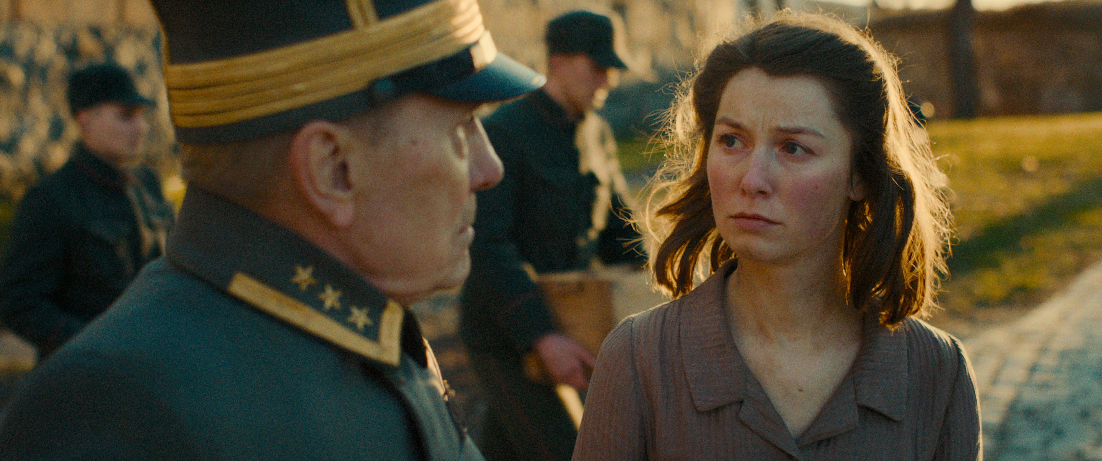 Krigsdramaets eneste kvinnelige karakter er oberstens voksne datter, Borghild Eriksen (Andrea Berntzen).