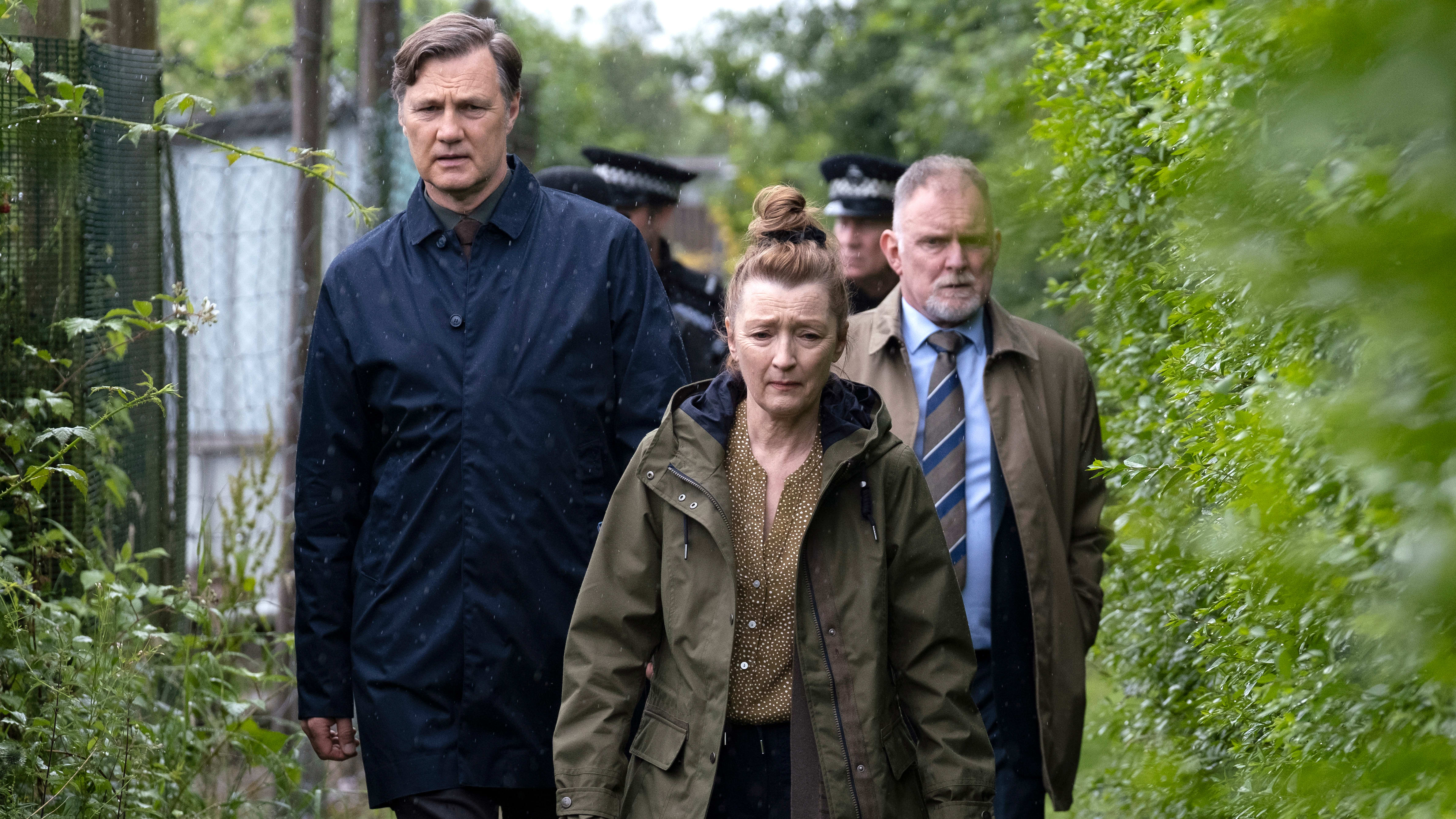 Julie (Lesley Manville) er enken etter gruve-streikeren som blir drept. Her sammen med etterforskerne Ian St Clair (David Morrissey) og Kevin Salisbury (Robert Glenister)