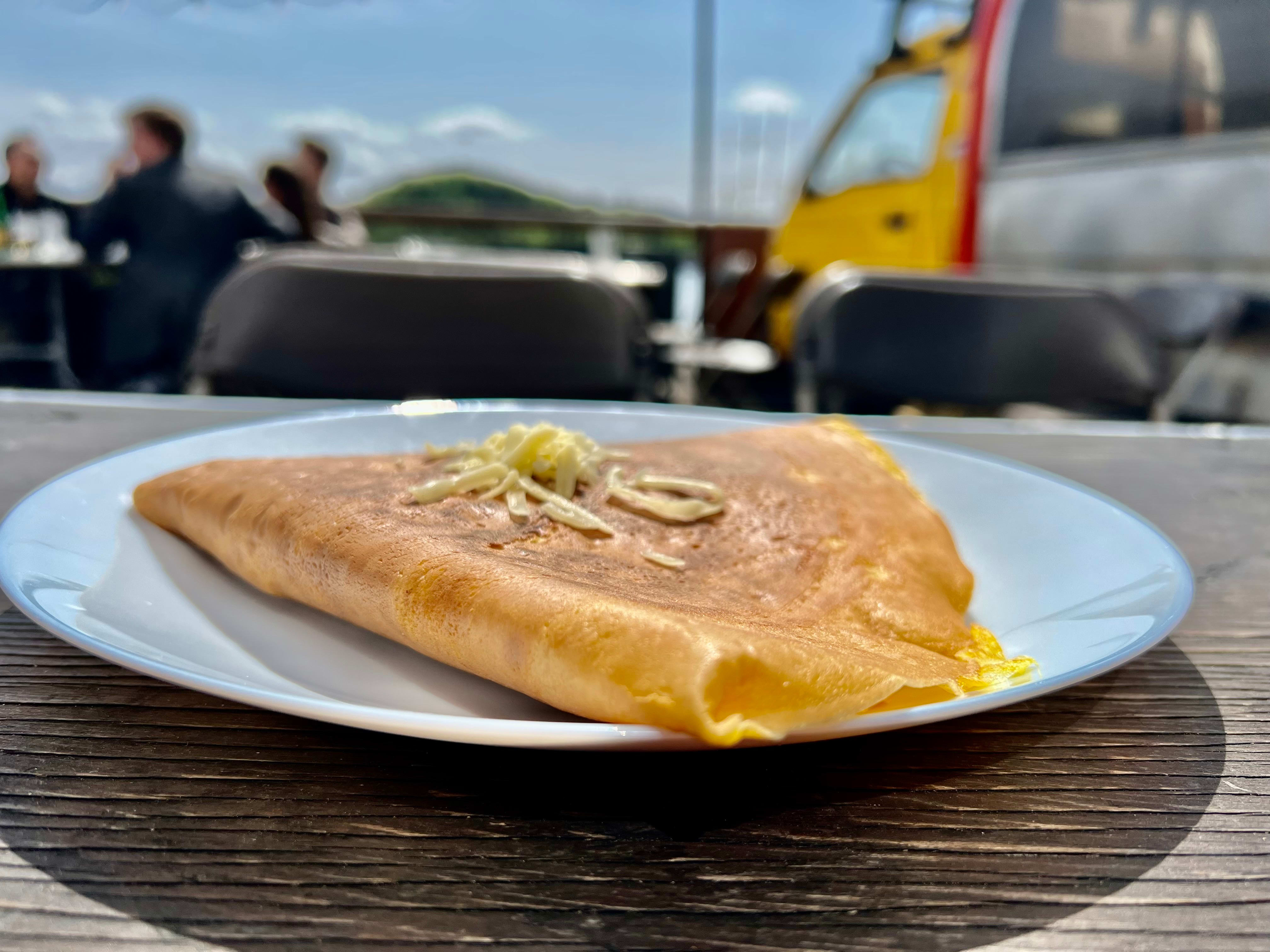 Smak av Norge (crepe med rømme, omelett, spekeskinke, revet ost, sennep og gjøksyre)