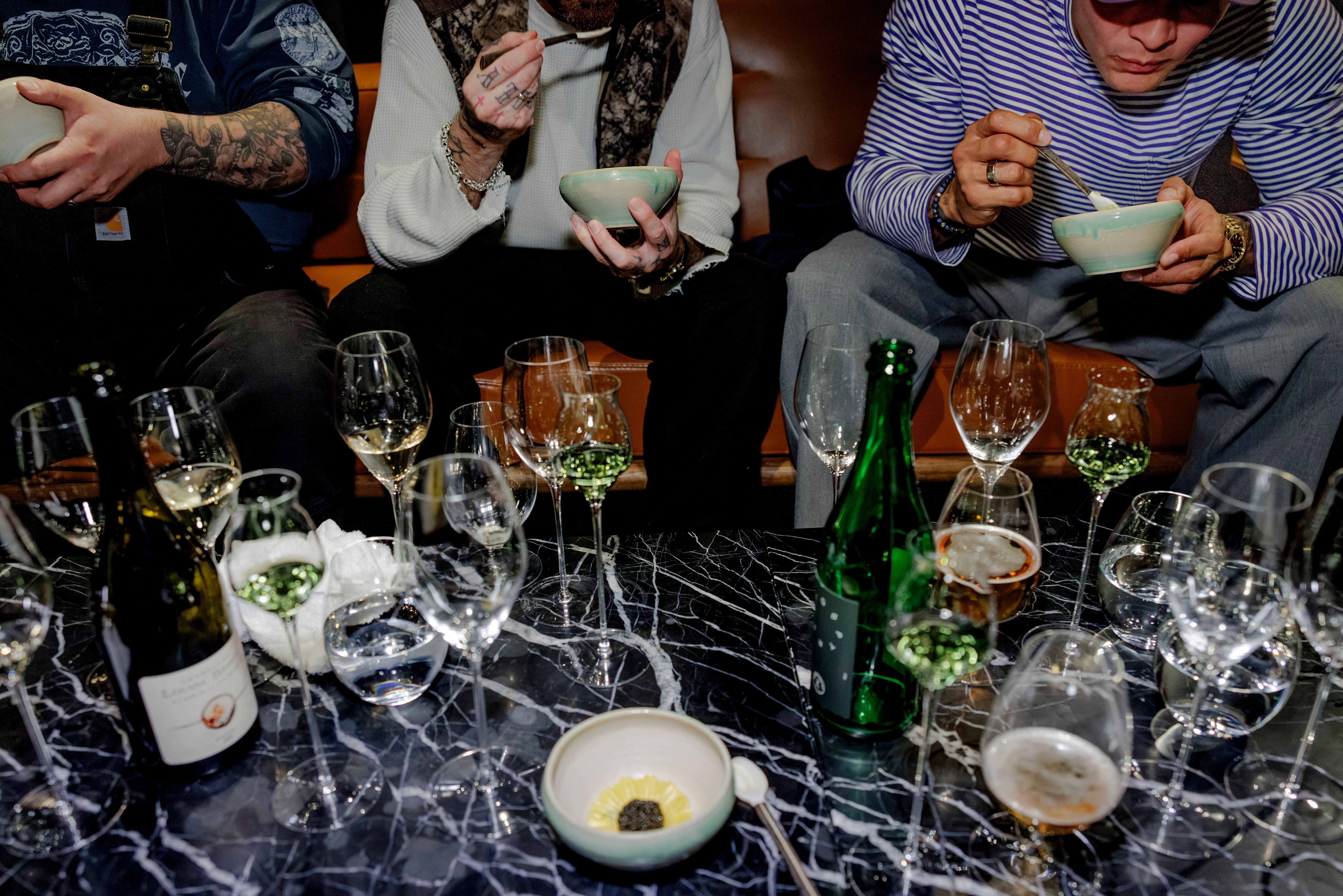 Kamelen beskriver en av kveldens mest ekstravagante retter slik: «En vaniljeis uten at det var vaniljeis.» Det får han gjennomgå for.