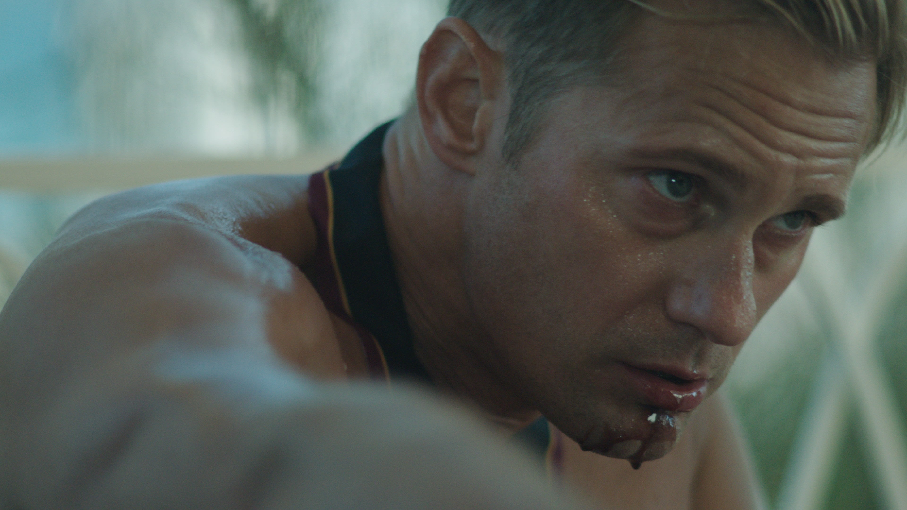 Ferien blir ikke helt som planlagt for James (Alexander Skarsgård).