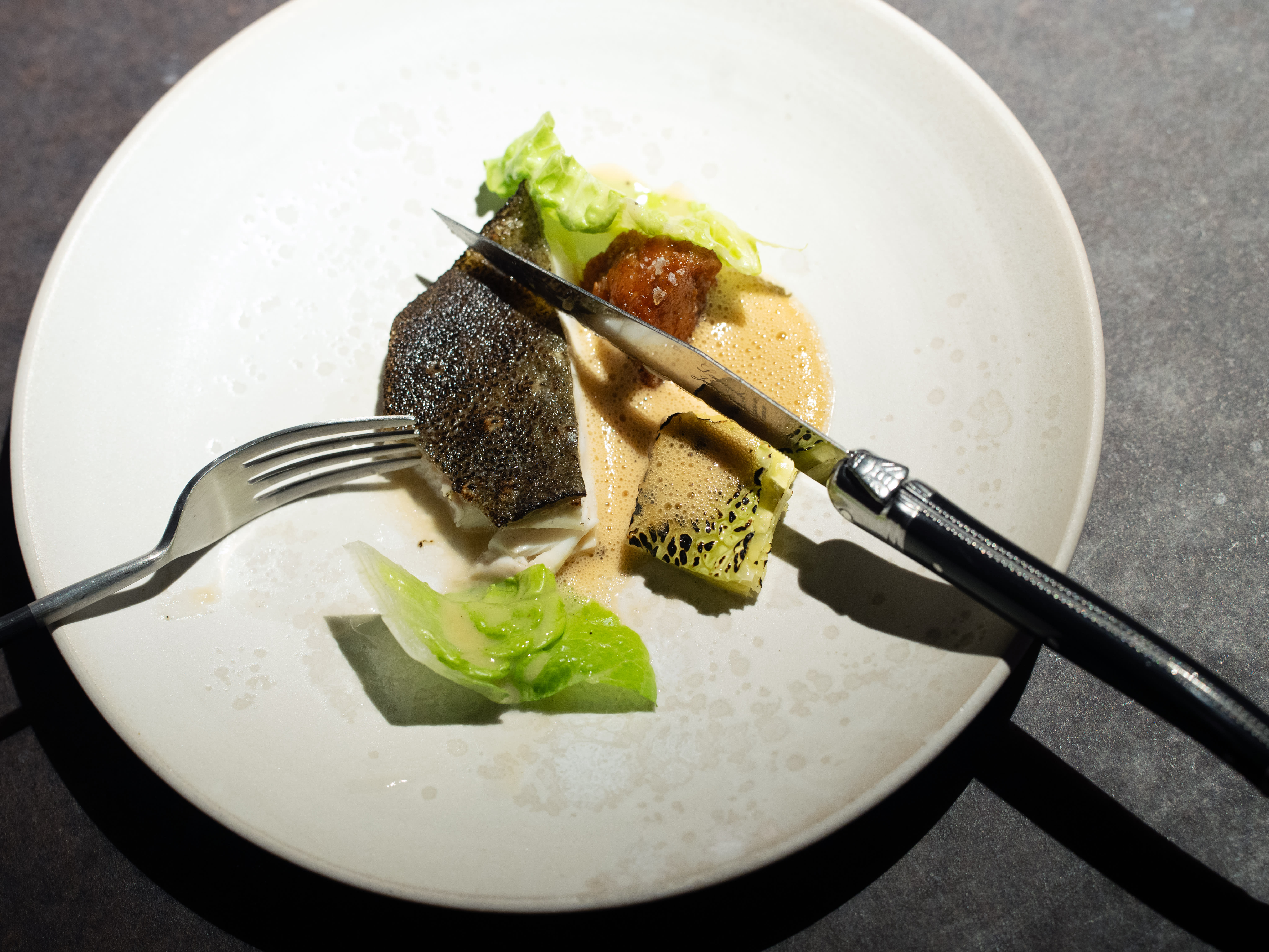 Hovedretten er grillet torsk med fritert kalvekjertel. Kalvekjertelen er svært mør og gir et deilig, smørete tilskudd. 