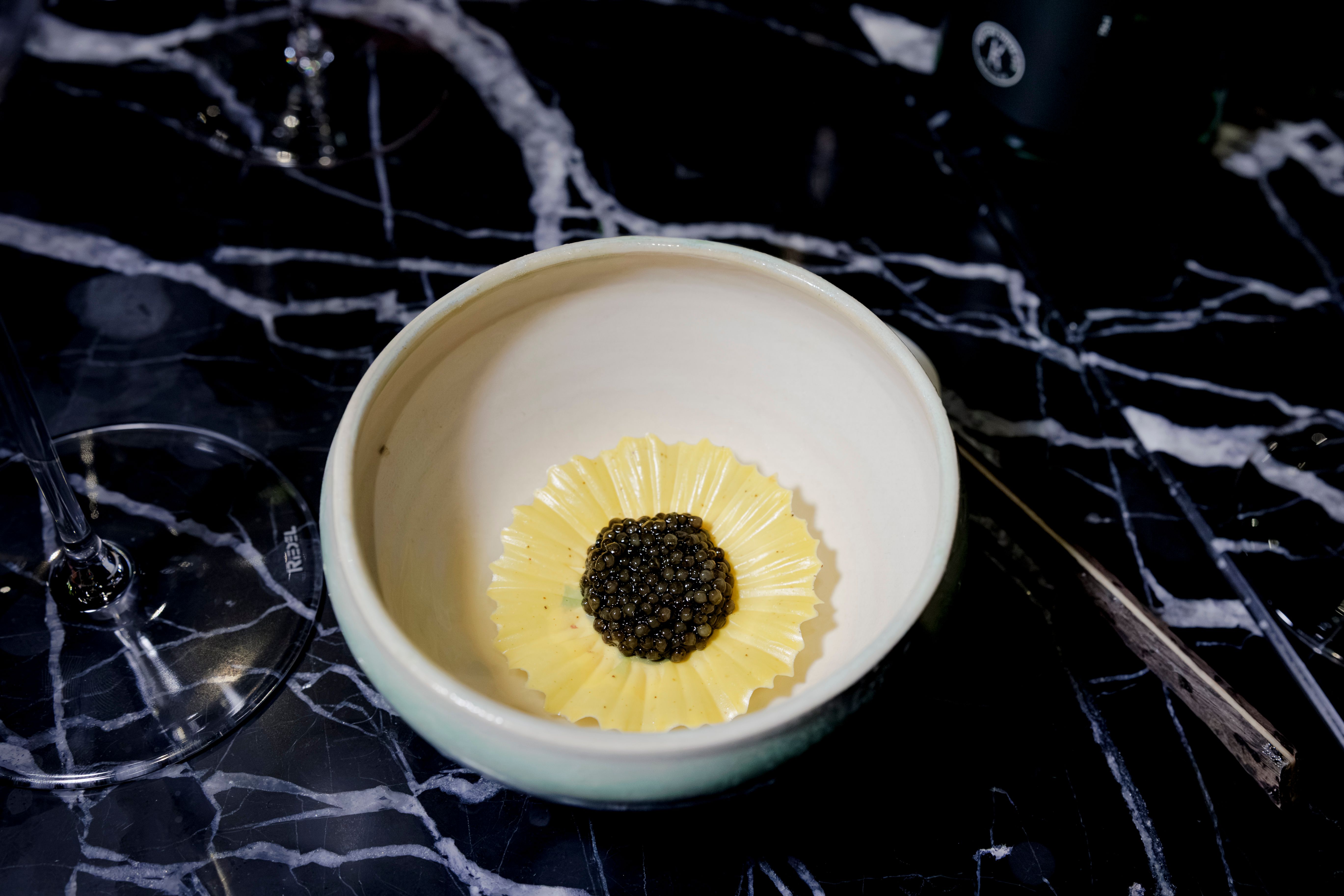 Oscietra-kaviar med blæretangis, morellkrem, tunbalderbrå, oxalis og saus på myse og sitronverbena.