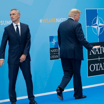 Først hudflettet han Tyskland. Så skrøt han av Merkel. Til slutt stilte Trump seg bak alle NATOs vedtak.