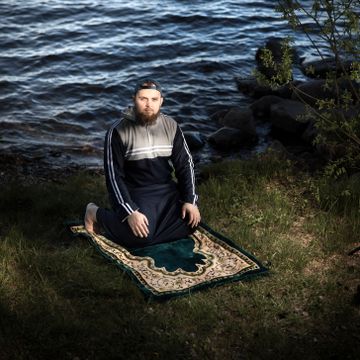 Fredrik Bjelland var 13 år da han overlevde Utøya. Dødsangsten forsvant ikke før han konverterte til religionen som terroristen hatet aller mest.