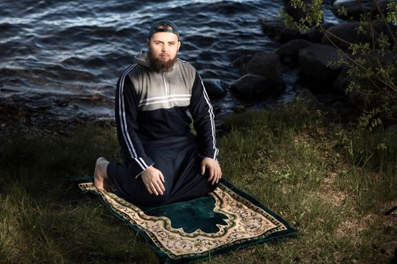 Fredrik Bjelland var 13 år da han overlevde Utøya. Dødsangsten forsvant ikke før han konverterte til religionen som terroristen hatet aller mest.