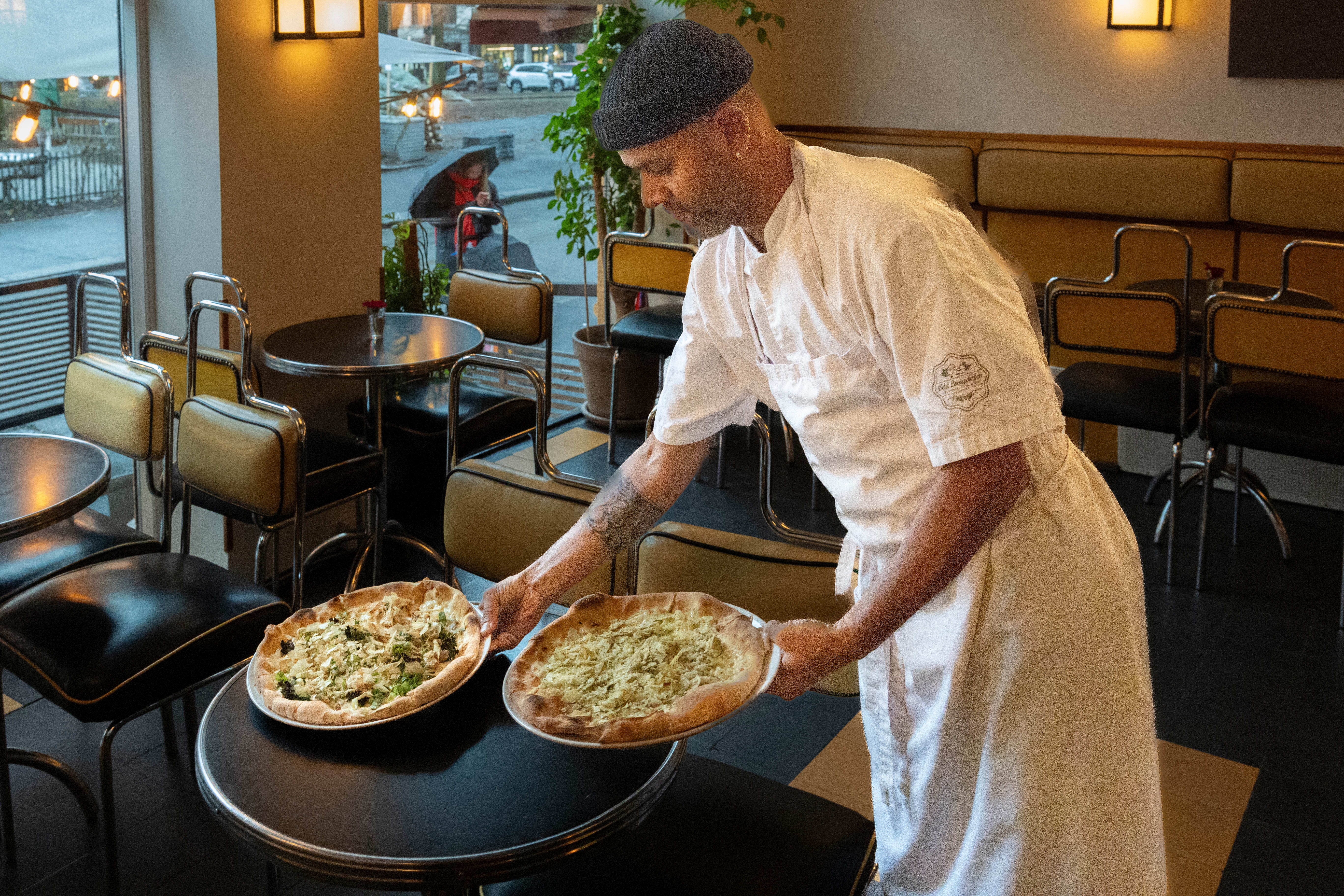 Du kan velge mellom 13 pizzaer på Park. Kokken på bildet er ikke identisk med personen som serverte oss.