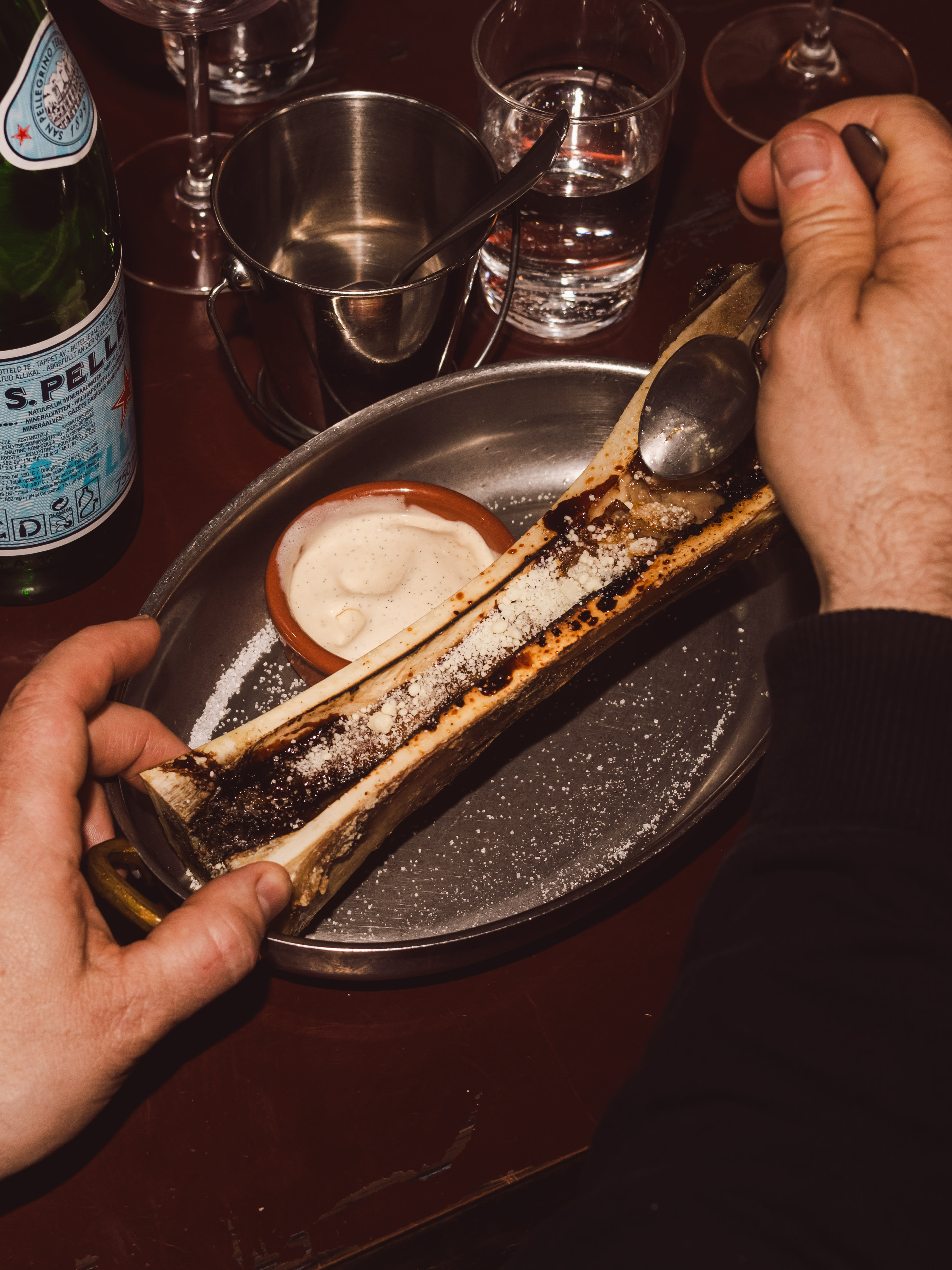 Hennie skraper brûleen ut av margbenet.