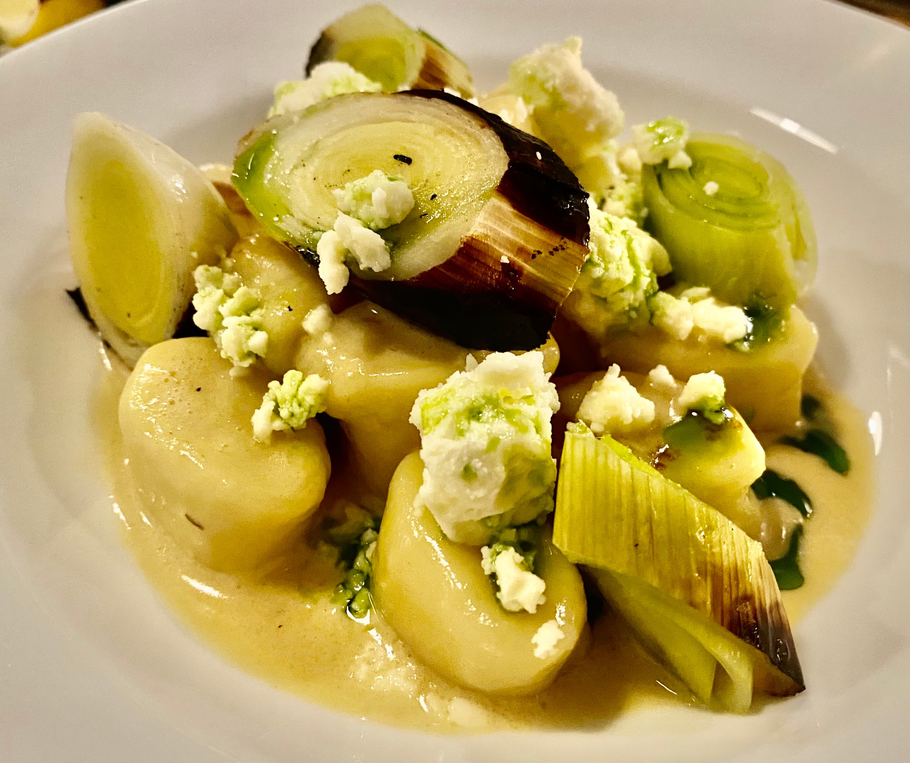 Nydelig gnocchi med grillet purre. 