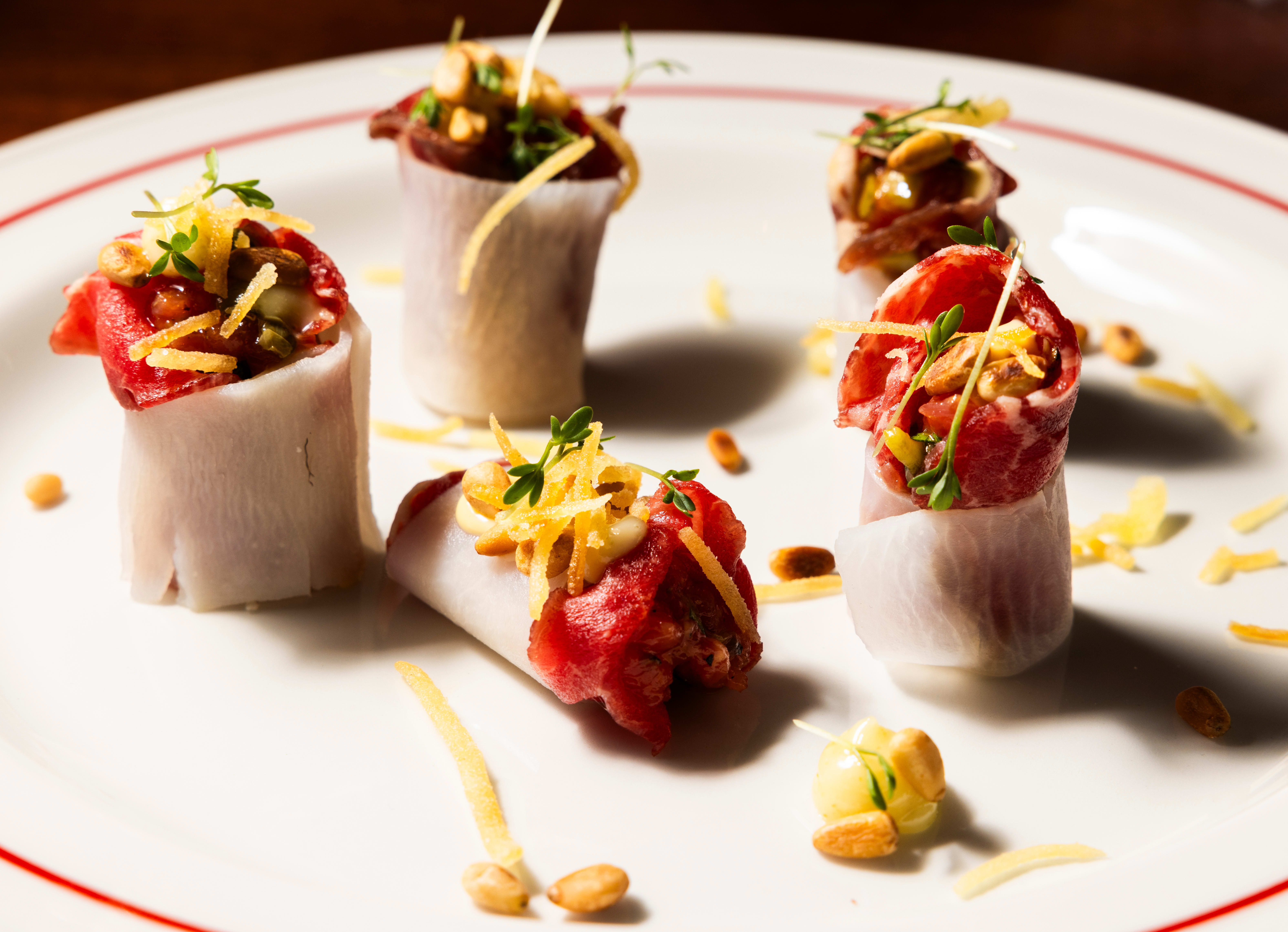 Tartarruller er en av forrettene på menyen.