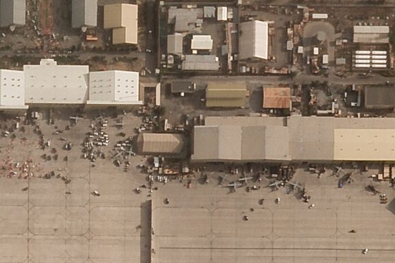 USA ødela våpen, fly og kjøretøyer for milliardbeløp før de forlot Kabul. Satellittbilder viser kaoset.