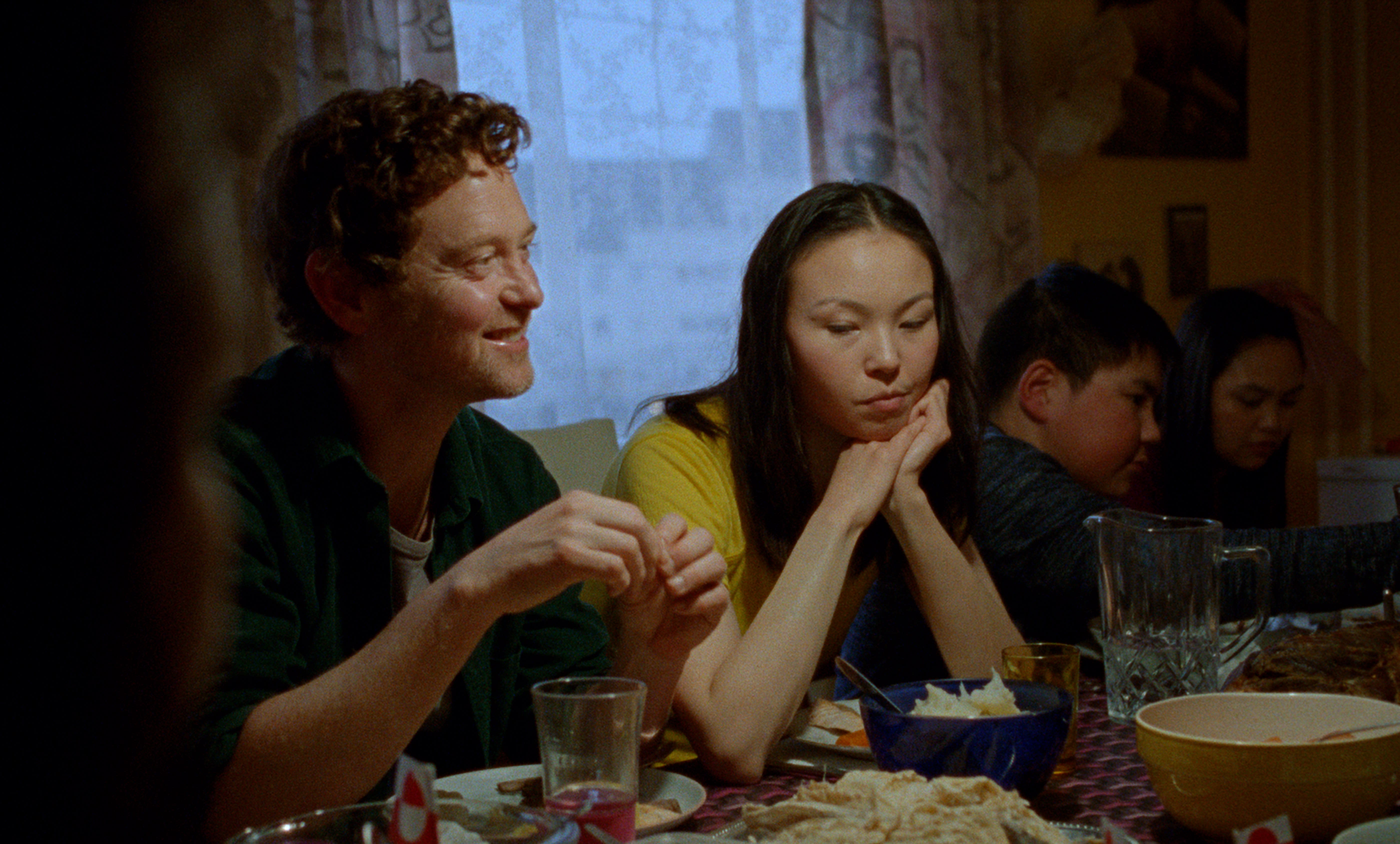 Danske Jan (Emil Johnsen) har flyttet til Grønland for å jobbe som sykepleier. Der blir han kjent med Karina (Berda Larsen). 