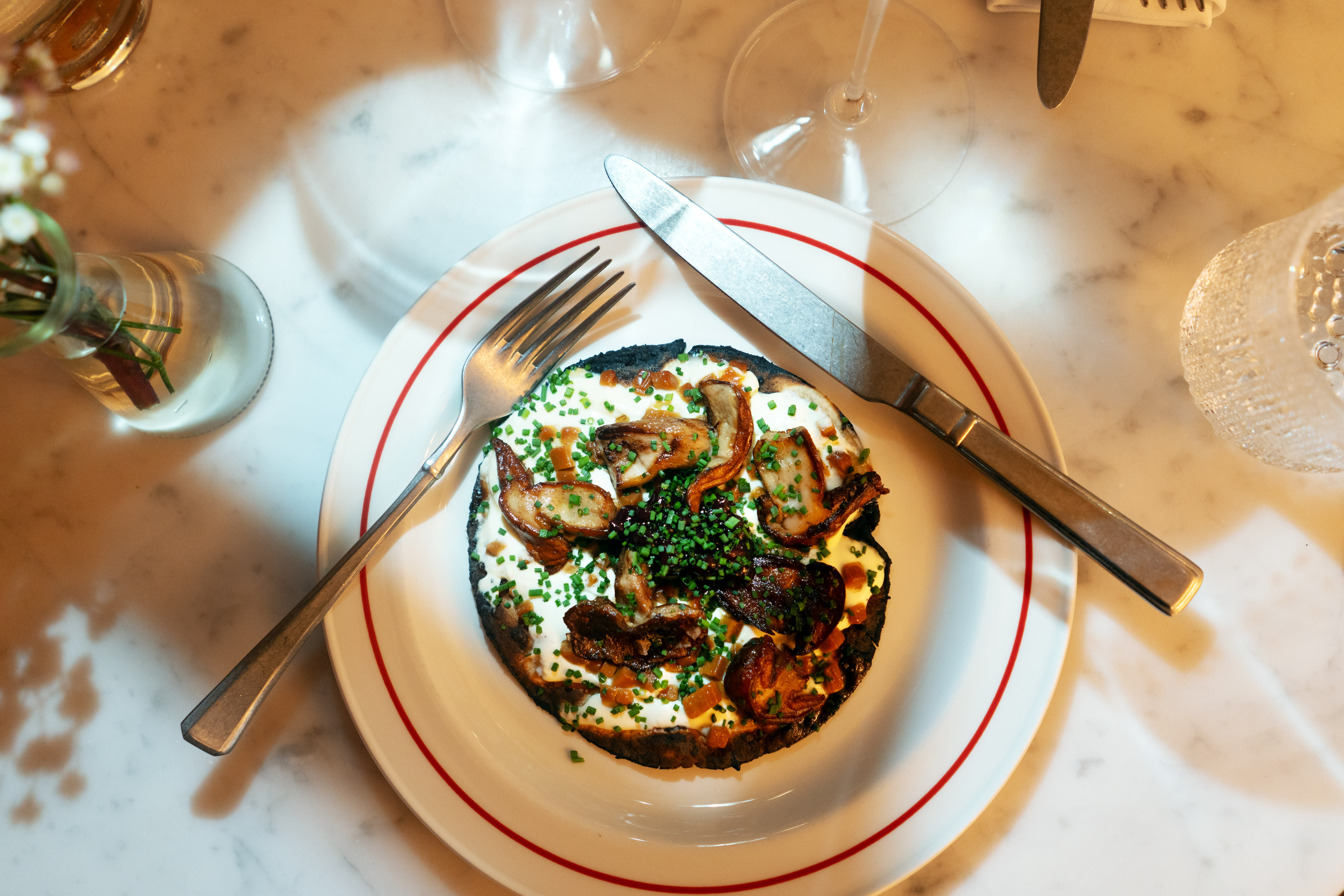 Nydelig brent terte med sopp