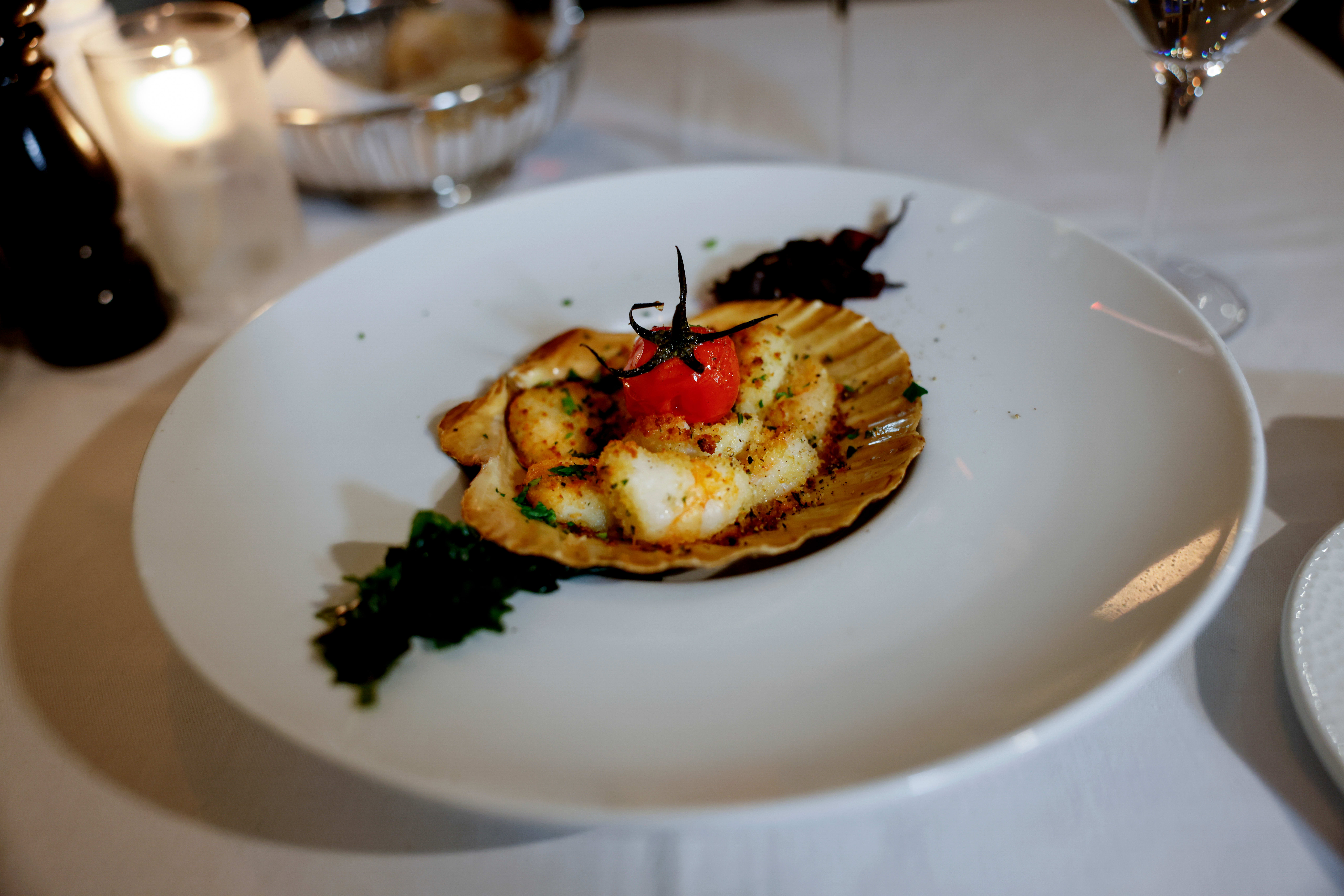 Å få kamskjell servert i skjellet er kanskje litt 90-talls, men vi lar oss forføre. 