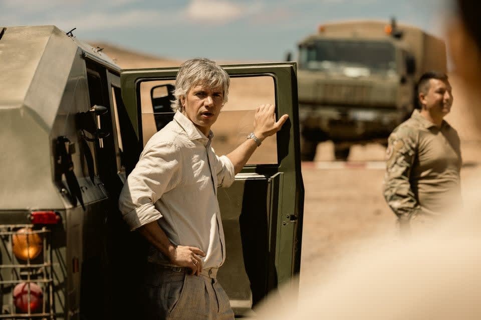 Bjørn (Nicolai Cleve Broch ) vil selge droner til franske militære i Mali.