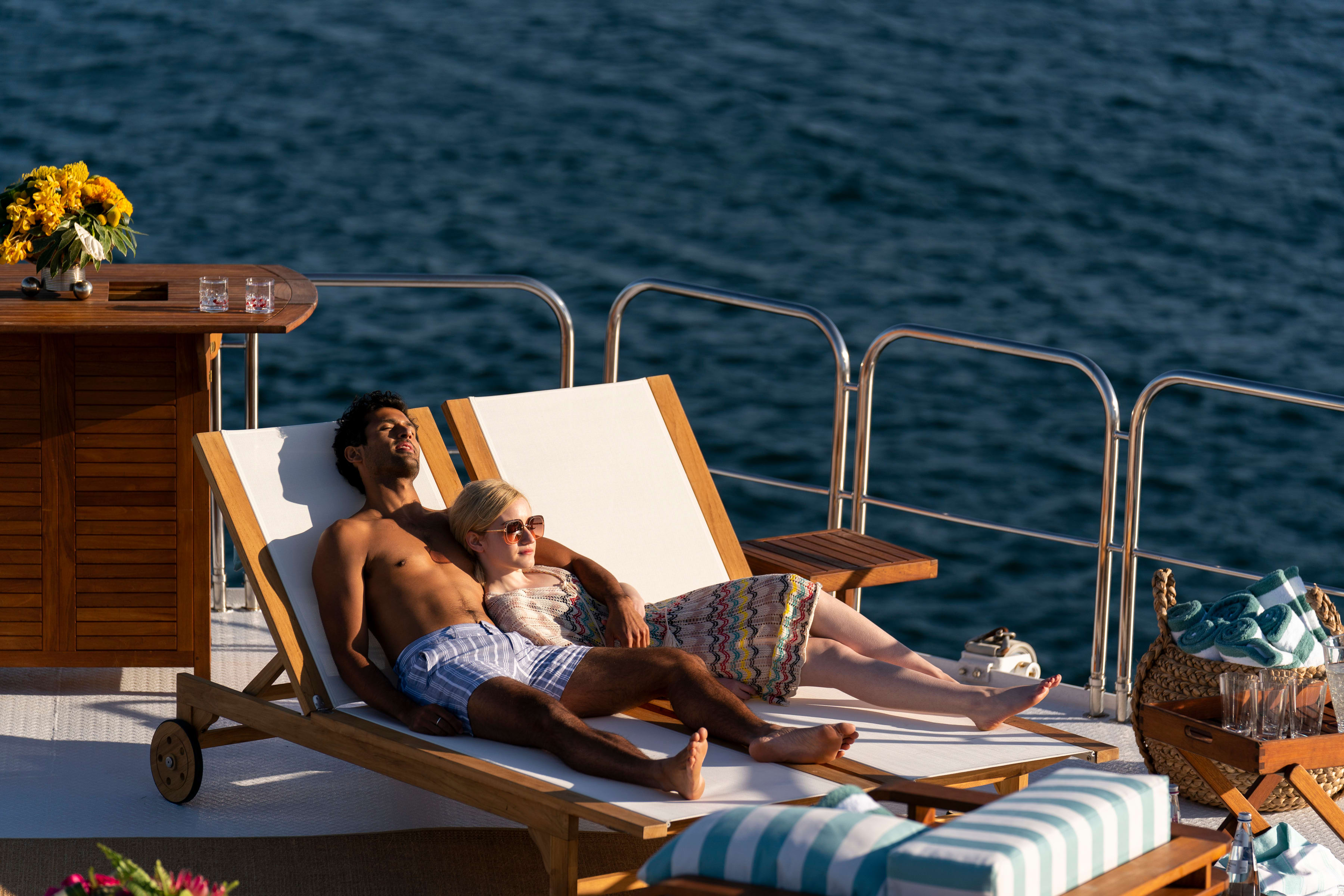 Var det eks-kjæresten Chase Sikorski (Saamer Usmani) som ga Anna (Julia Garner) ideen om å svindle de rike?