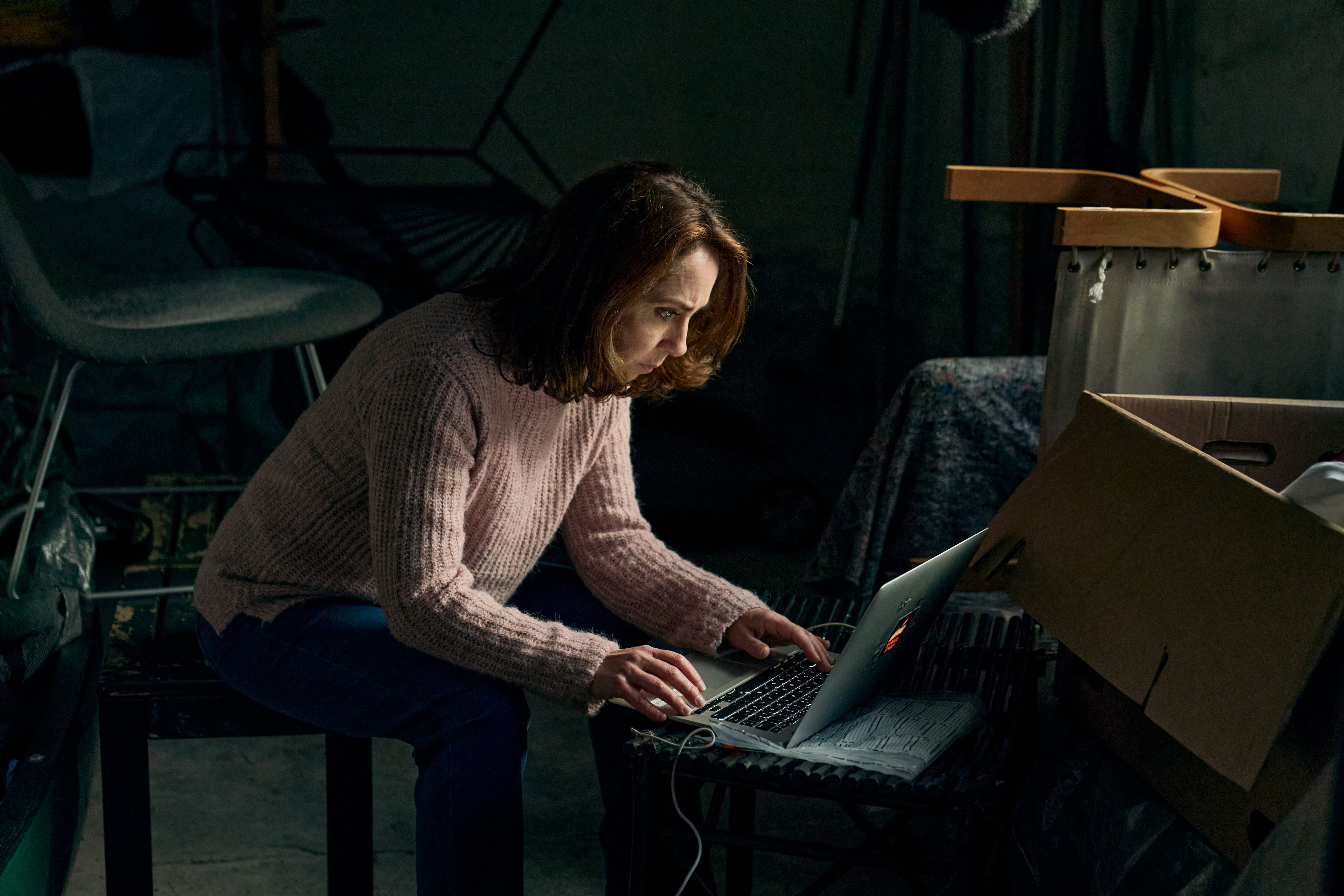 Marie, glimrende spilt av Sofie Gråbøl, driver sin egen etterforskning.