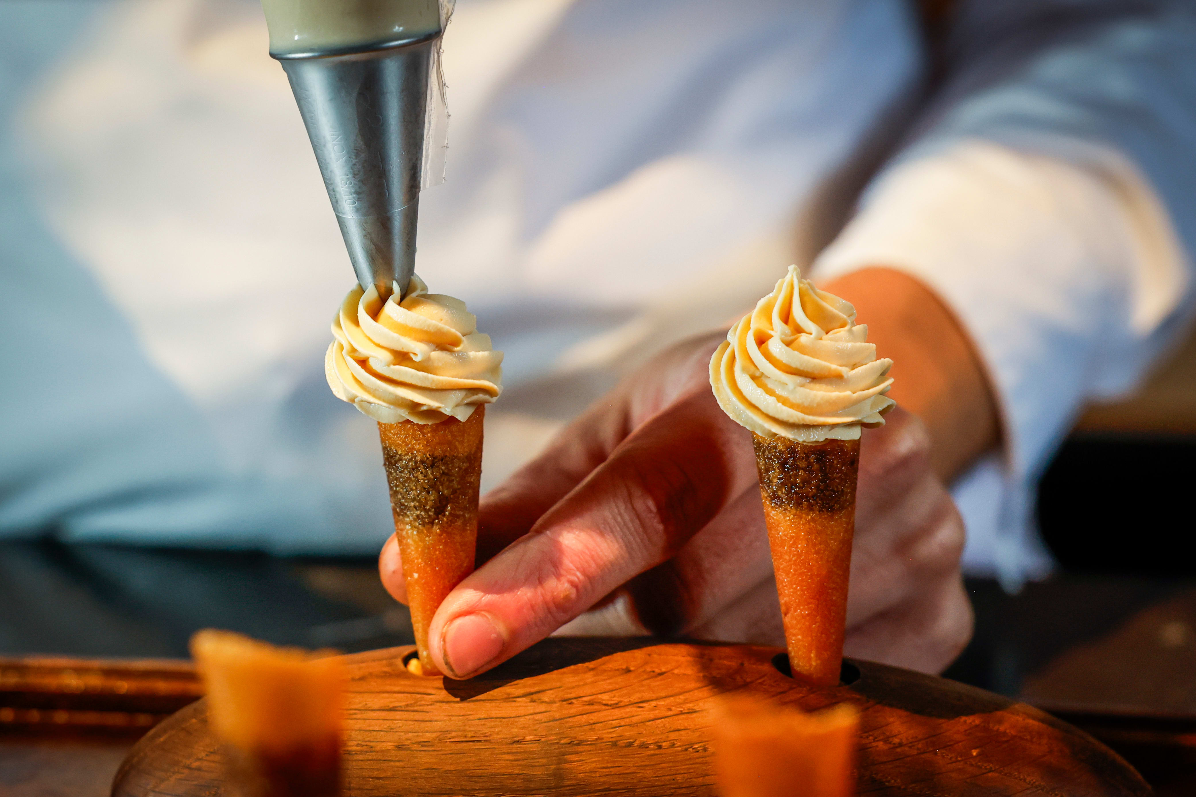 Hasselnøttkornetter fylt med is på brunet smør.