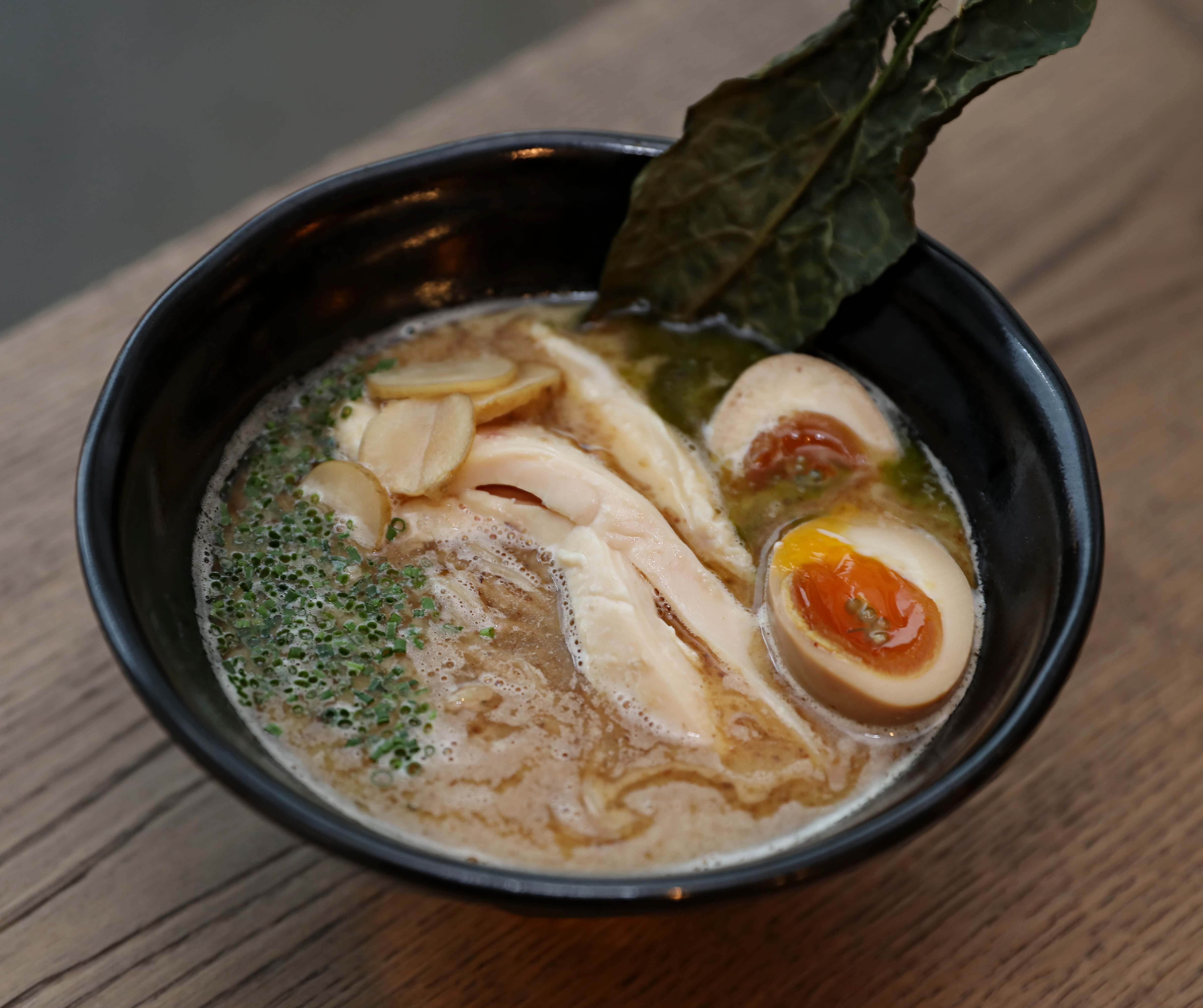 Høne-ramen med hjemmelagde nudler, egg og kyllingkjøtt.