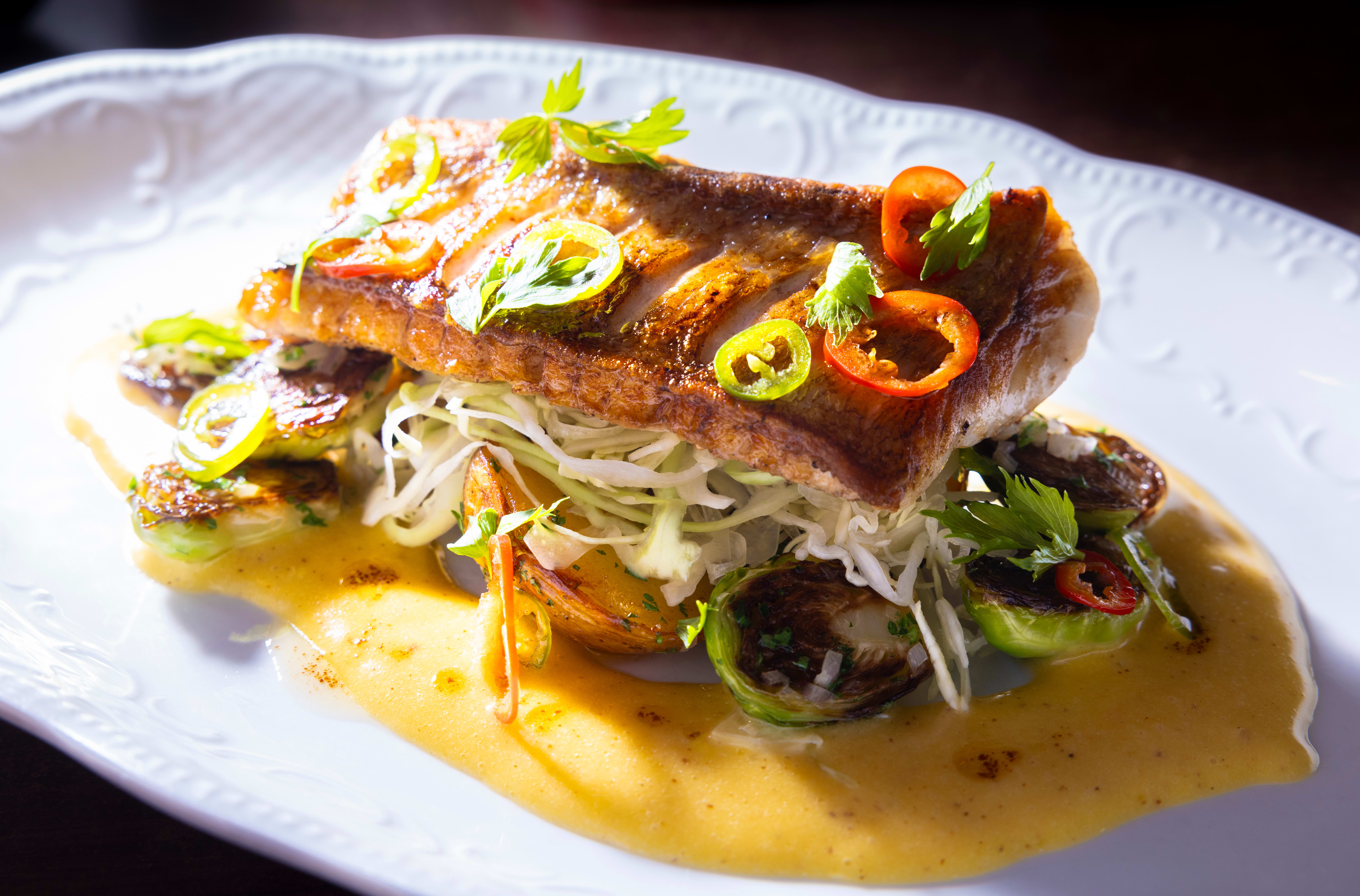 Ueren har følge av en fyldig hollandaise-saus laget med brunet smør.